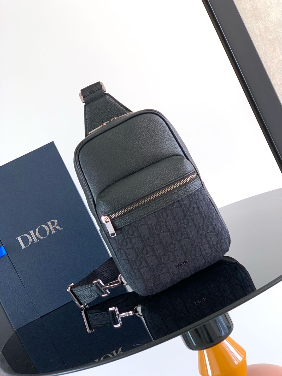 Dior 这款Rider2 0腰包是一款实用而现代的款式 采用米色和黑色Oblique印花精心制作