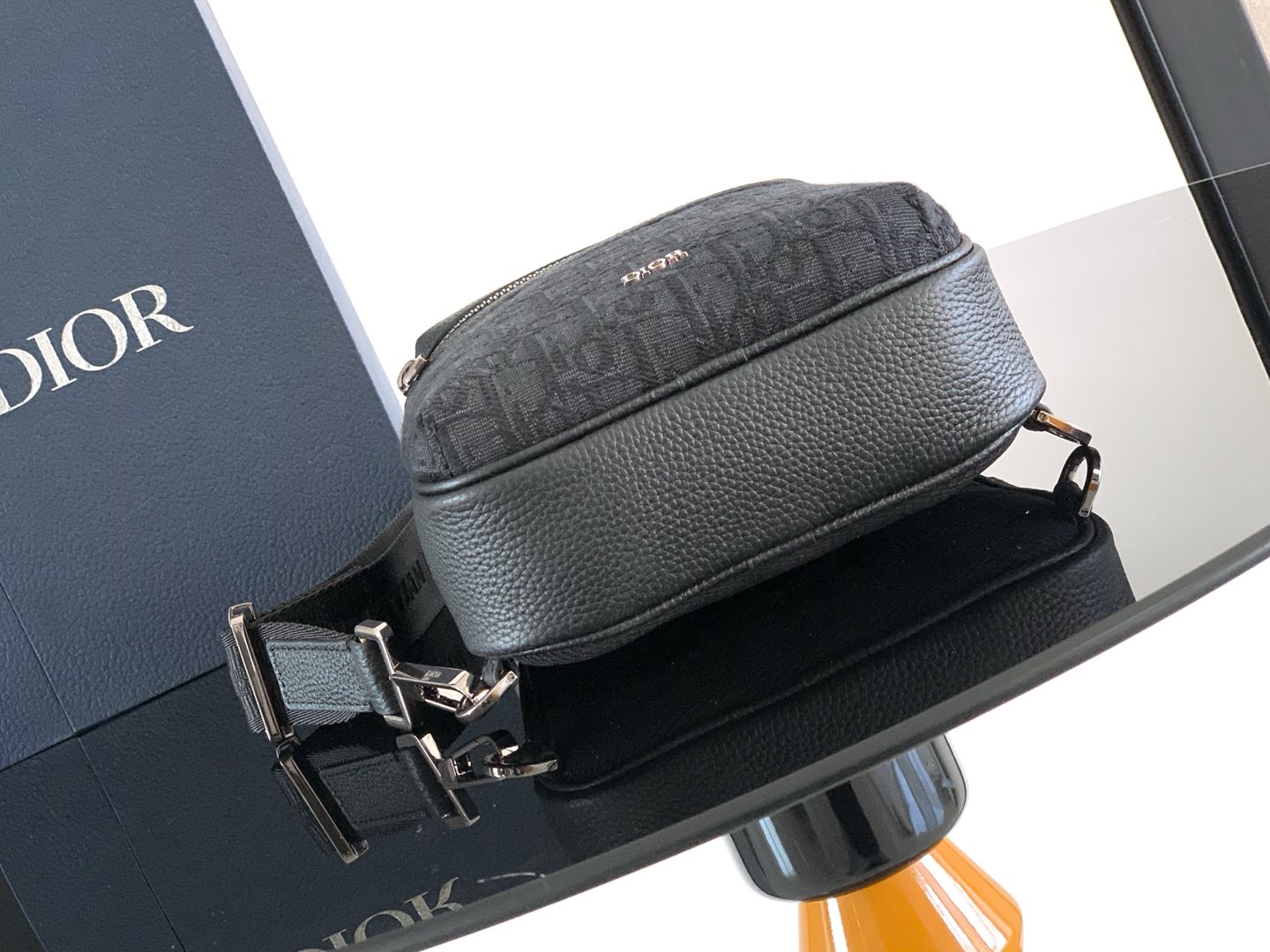 Dior 这款Rider2 0腰包是一款实用而现代的款式 采用米色和黑色Oblique印花精心制作