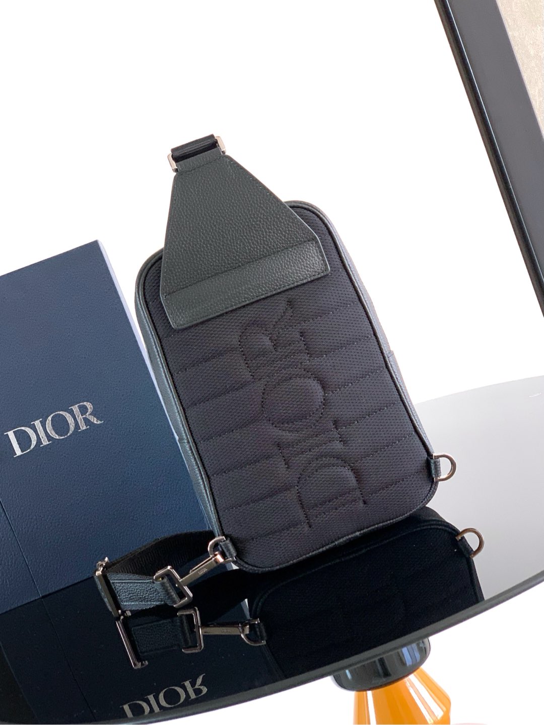 Dior 这款Rider2 0腰包是一款实用而现代的款式 采用米色和黑色Oblique印花精心制作
