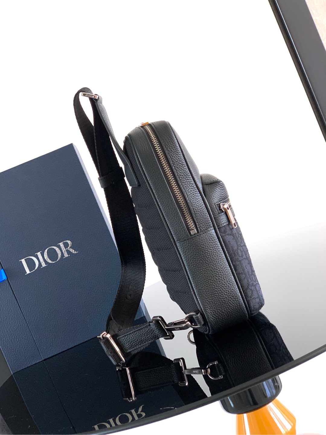 Dior 这款Rider2 0腰包是一款实用而现代的款式 采用米色和黑色Oblique印花精心制作