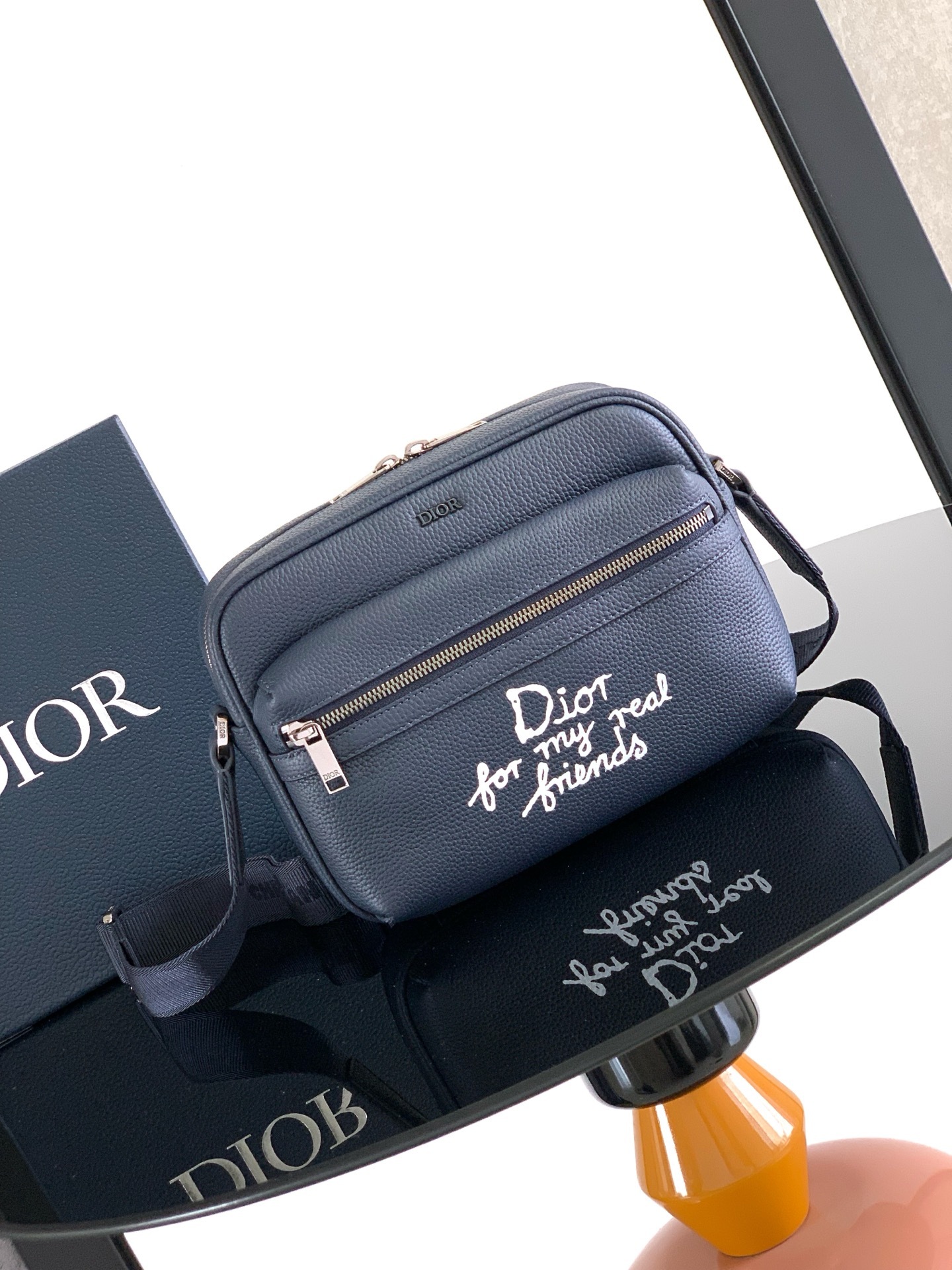 这款 Rider 2.0 拉链式信使包来自 DIOR AND HYLTON NEL 限定系列,实用而精