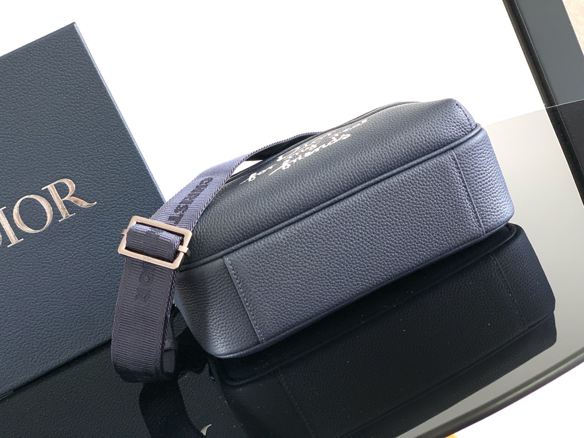这款 Rider 2.0 拉链式信使包来自 DIOR AND HYLTON NEL 限定系列,实用而精