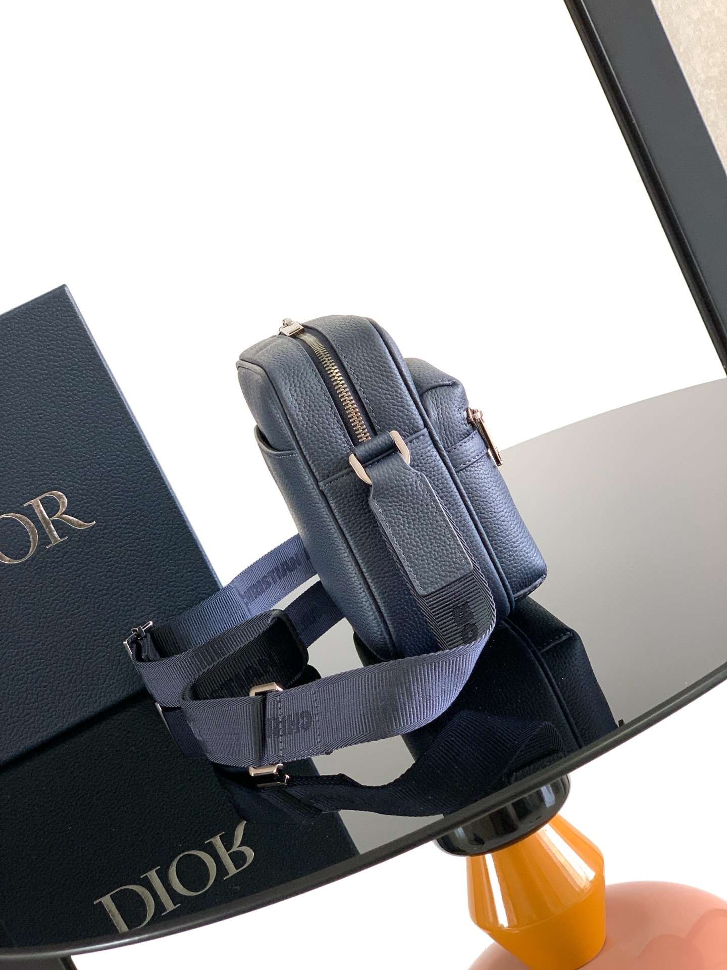 这款 Rider 2.0 拉链式信使包来自 DIOR AND HYLTON NEL 限定系列,实用而精