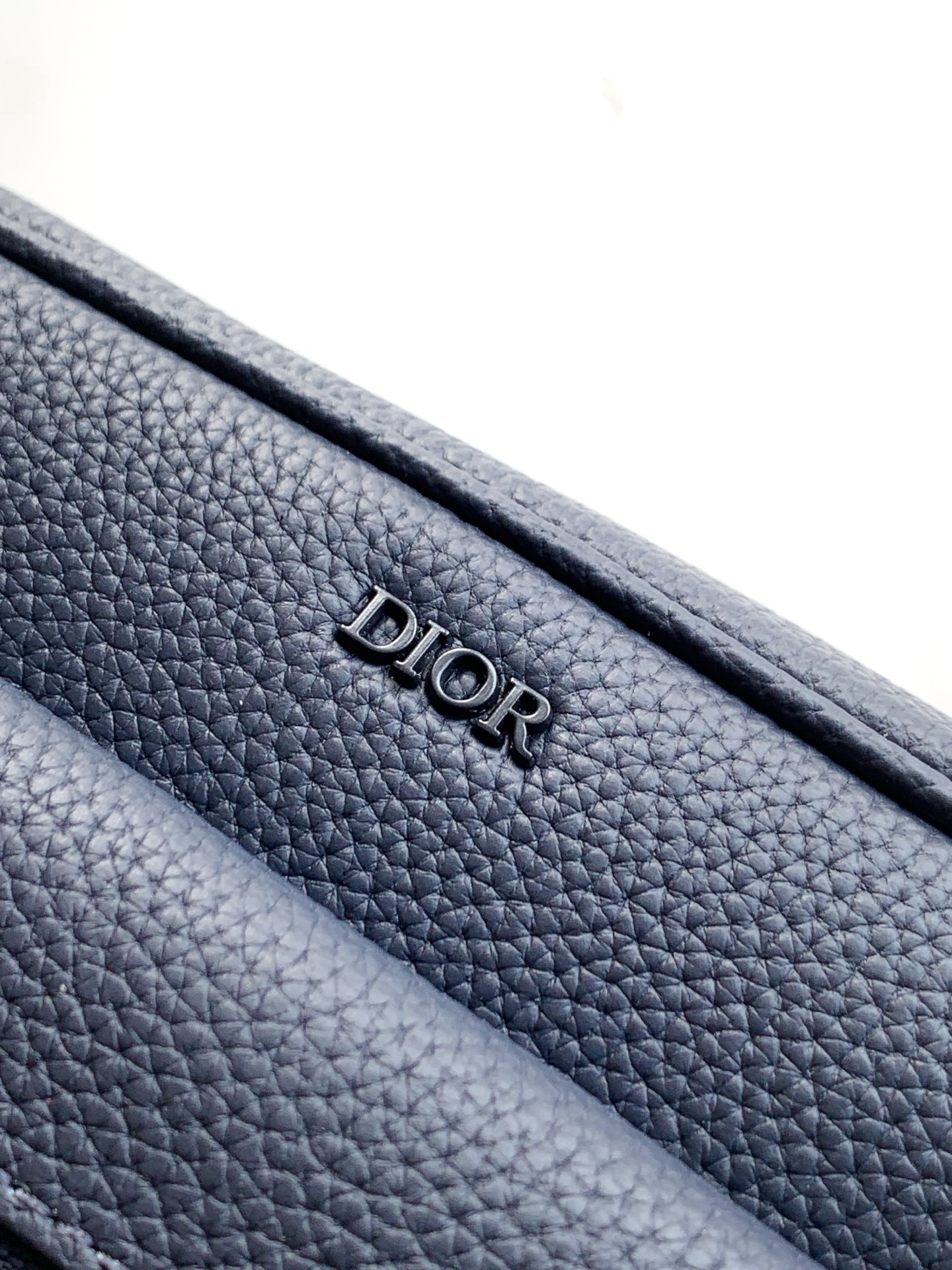 这款 Rider 2.0 拉链式信使包来自 DIOR AND HYLTON NEL 限定系列,实用而精