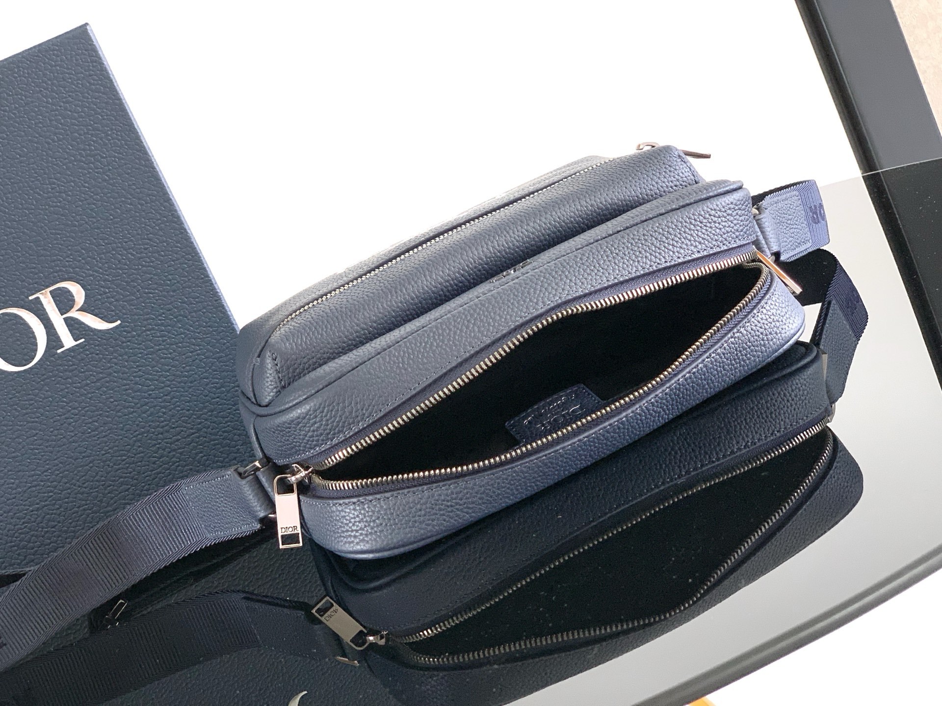 这款 Rider 2.0 拉链式信使包来自 DIOR AND HYLTON NEL 限定系列,实用而精