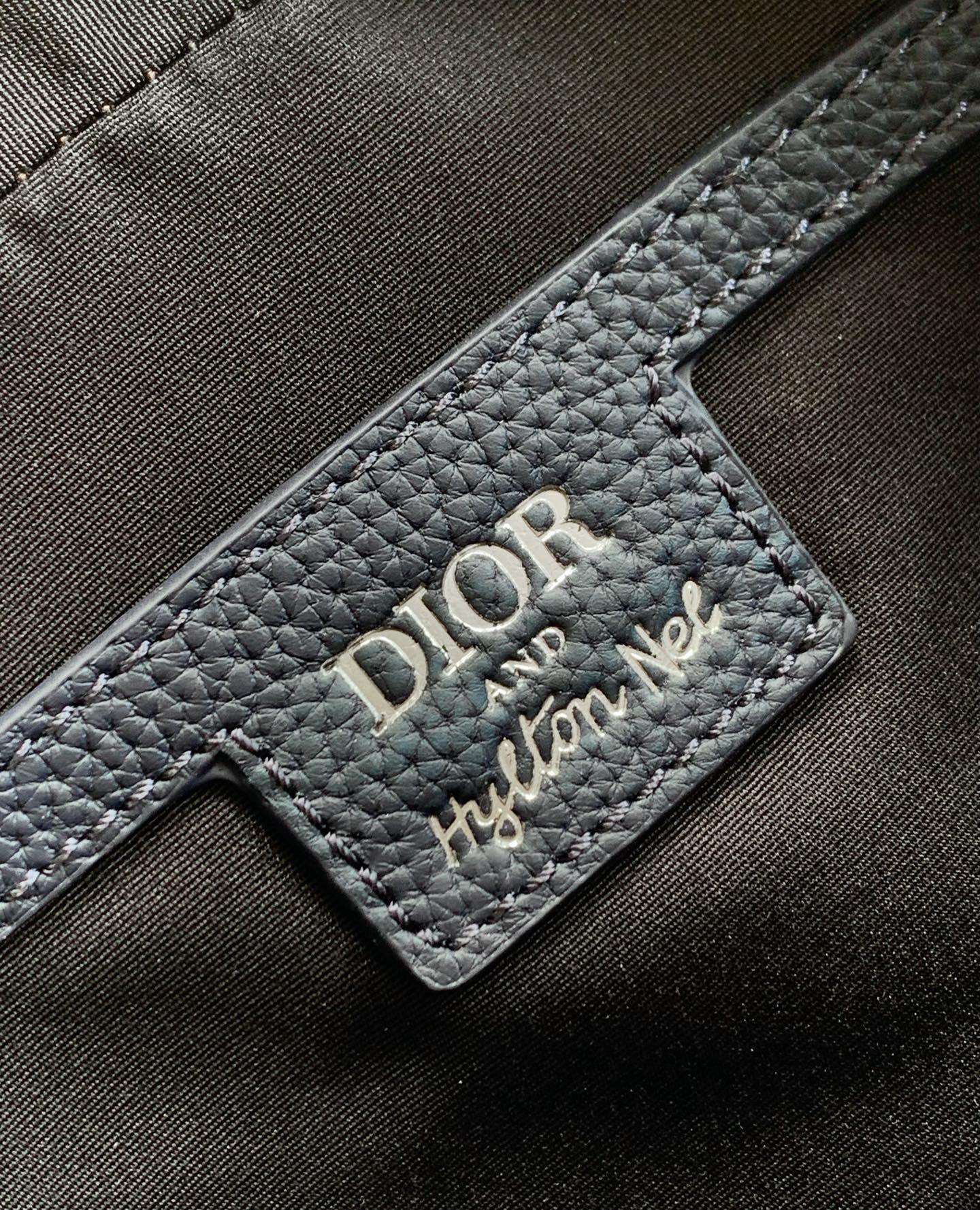 这款 Rider 2.0 拉链式信使包来自 DIOR AND HYLTON NEL 限定系列,实用而精