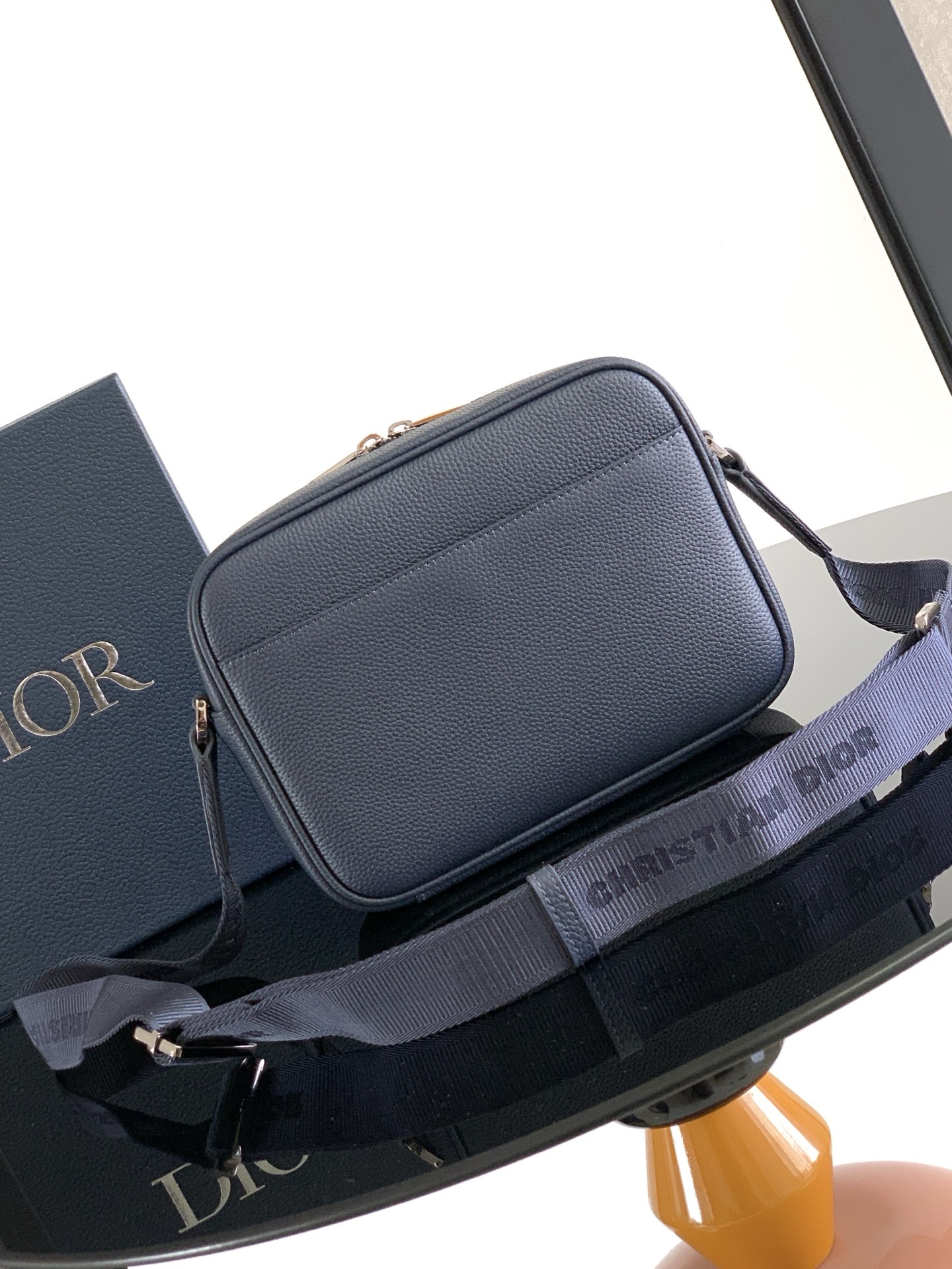 这款 Rider 2.0 拉链式信使包来自 DIOR AND HYLTON NEL 限定系列,实用而精