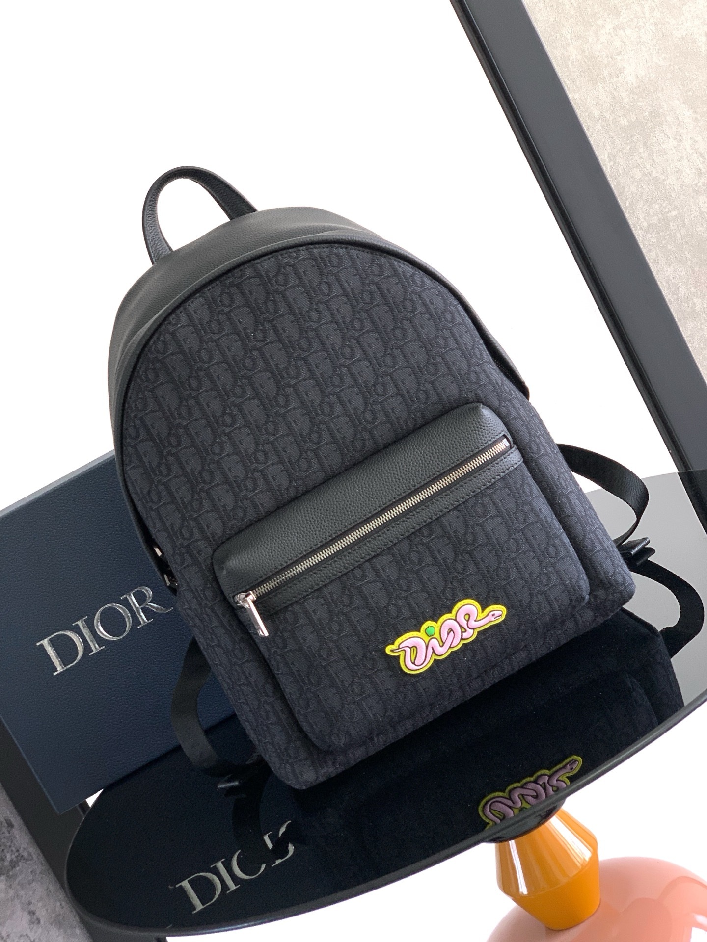 (全市场最高版本)Rider 2.0 拉链双肩背包来自 DIOR AND KAWS 限定系列。采用黑色粒