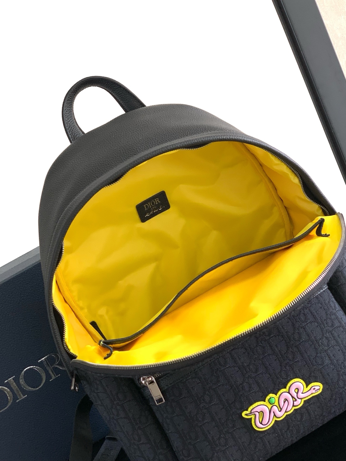 (全市场最高版本)Rider 2.0 拉链双肩背包来自 DIOR AND KAWS 限定系列。采用黑色粒