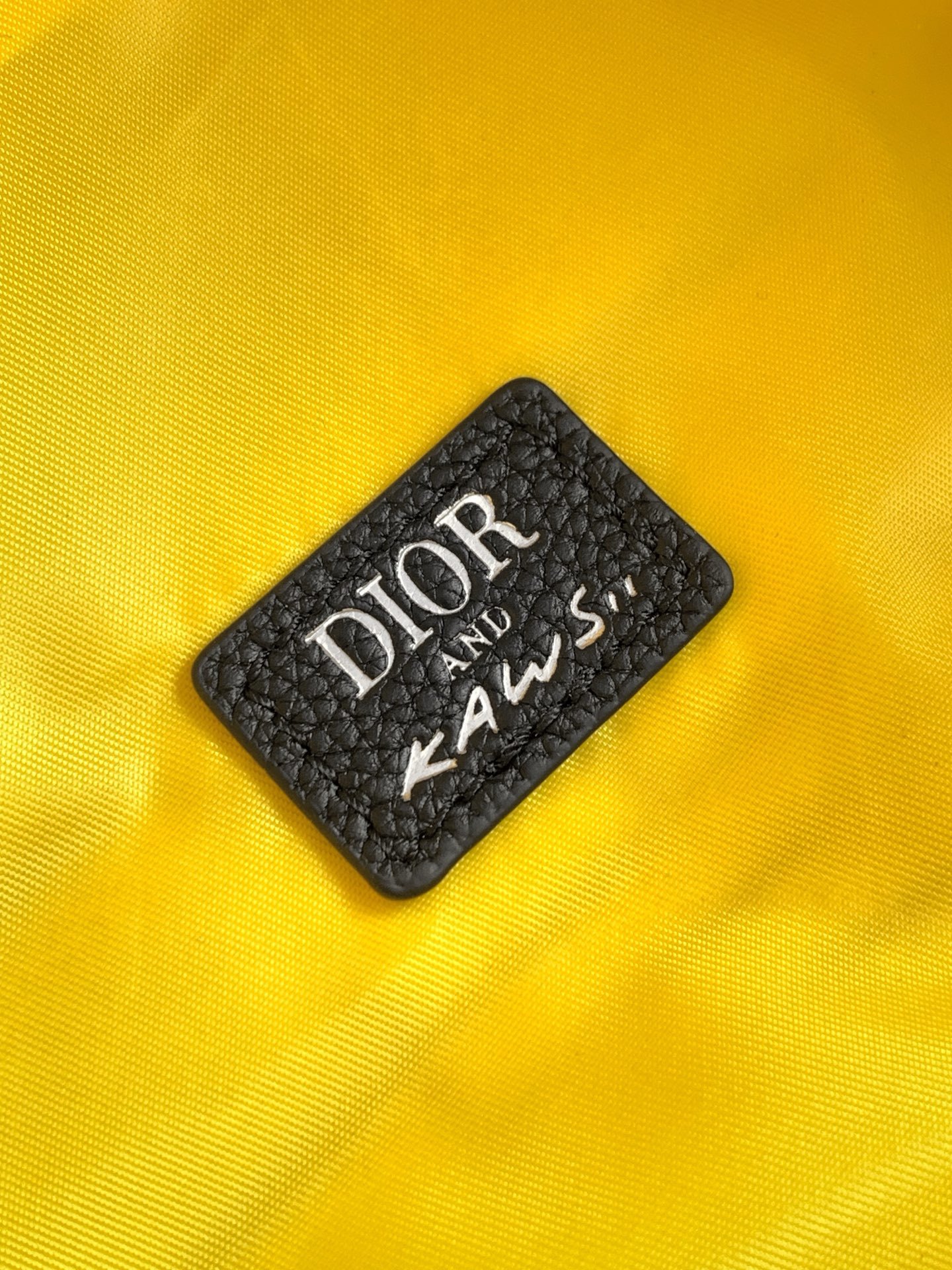 (全市场最高版本)Rider 2.0 拉链双肩背包来自 DIOR AND KAWS 限定系列。采用黑色粒