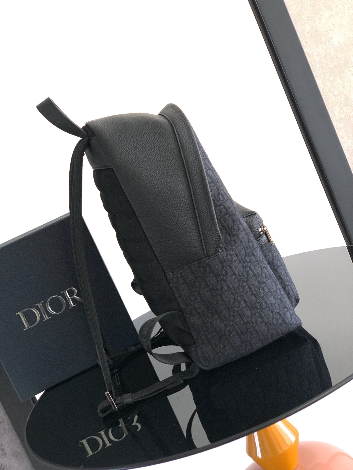 (全市场最高版本)Rider 2.0 拉链双肩背包来自 DIOR AND KAWS 限定系列。采用黑色粒