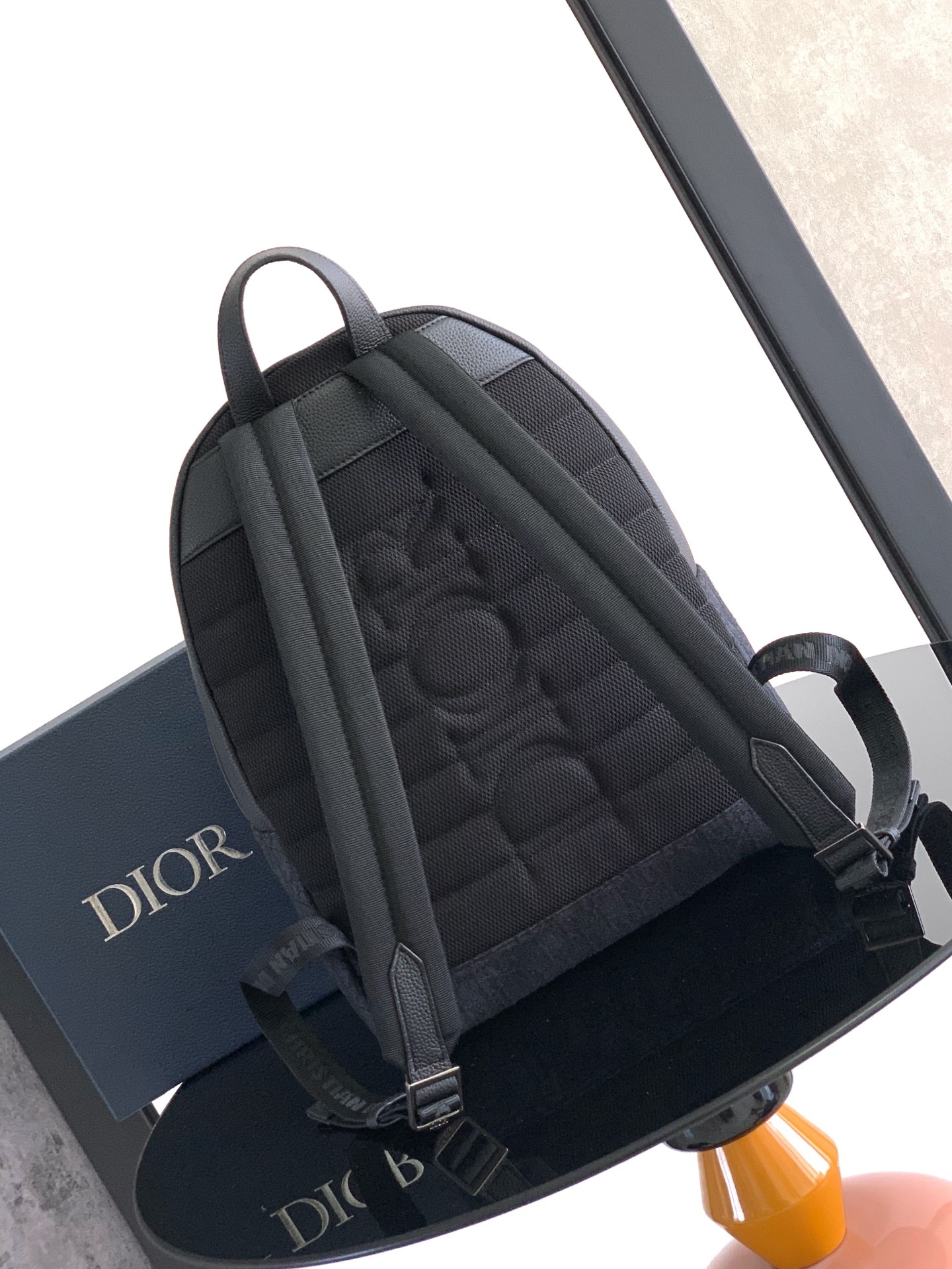 (全市场最高版本)Rider 2.0 拉链双肩背包来自 DIOR AND KAWS 限定系列。采用黑色粒