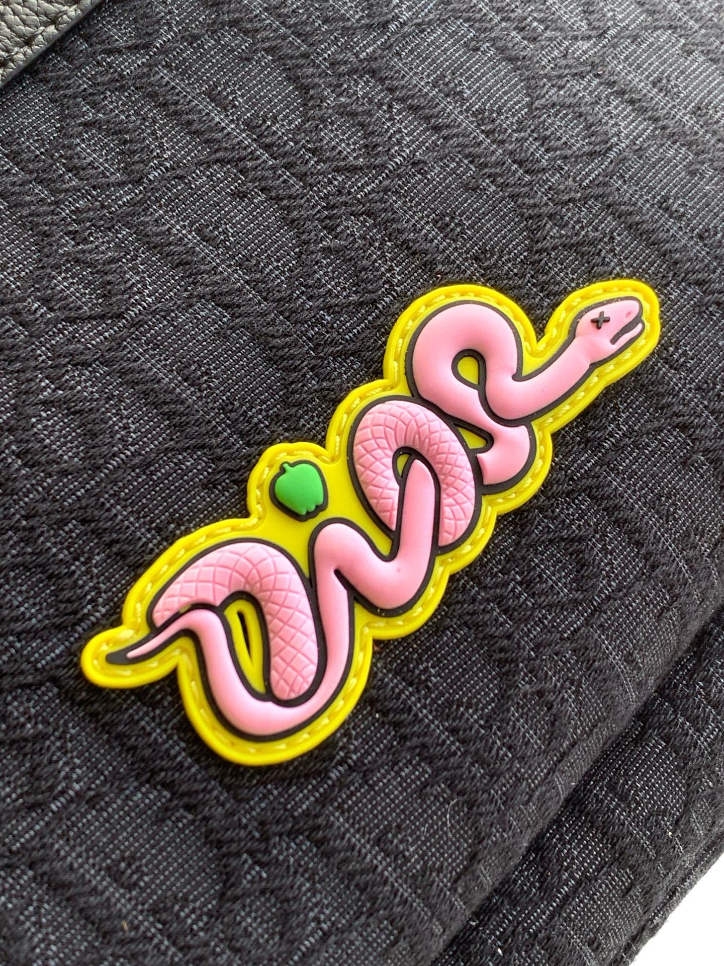 (全市场最高版本)Rider 2.0 拉链双肩背包来自 DIOR AND KAWS 限定系列。采用黑色粒