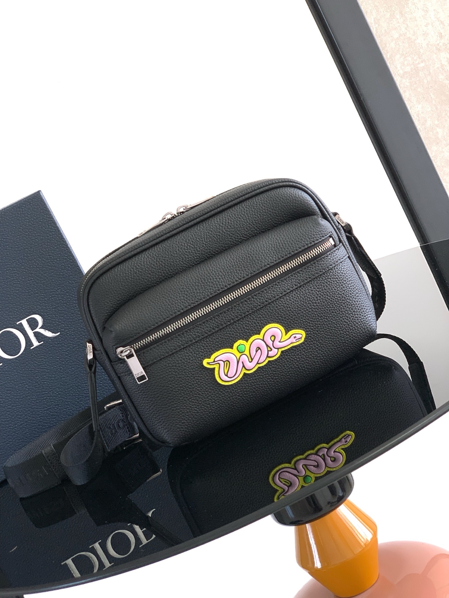 (全市场最高版本)这款 Rider 2.0 拉链式信使包来自 DIOR AND KAWS 限定系列,实