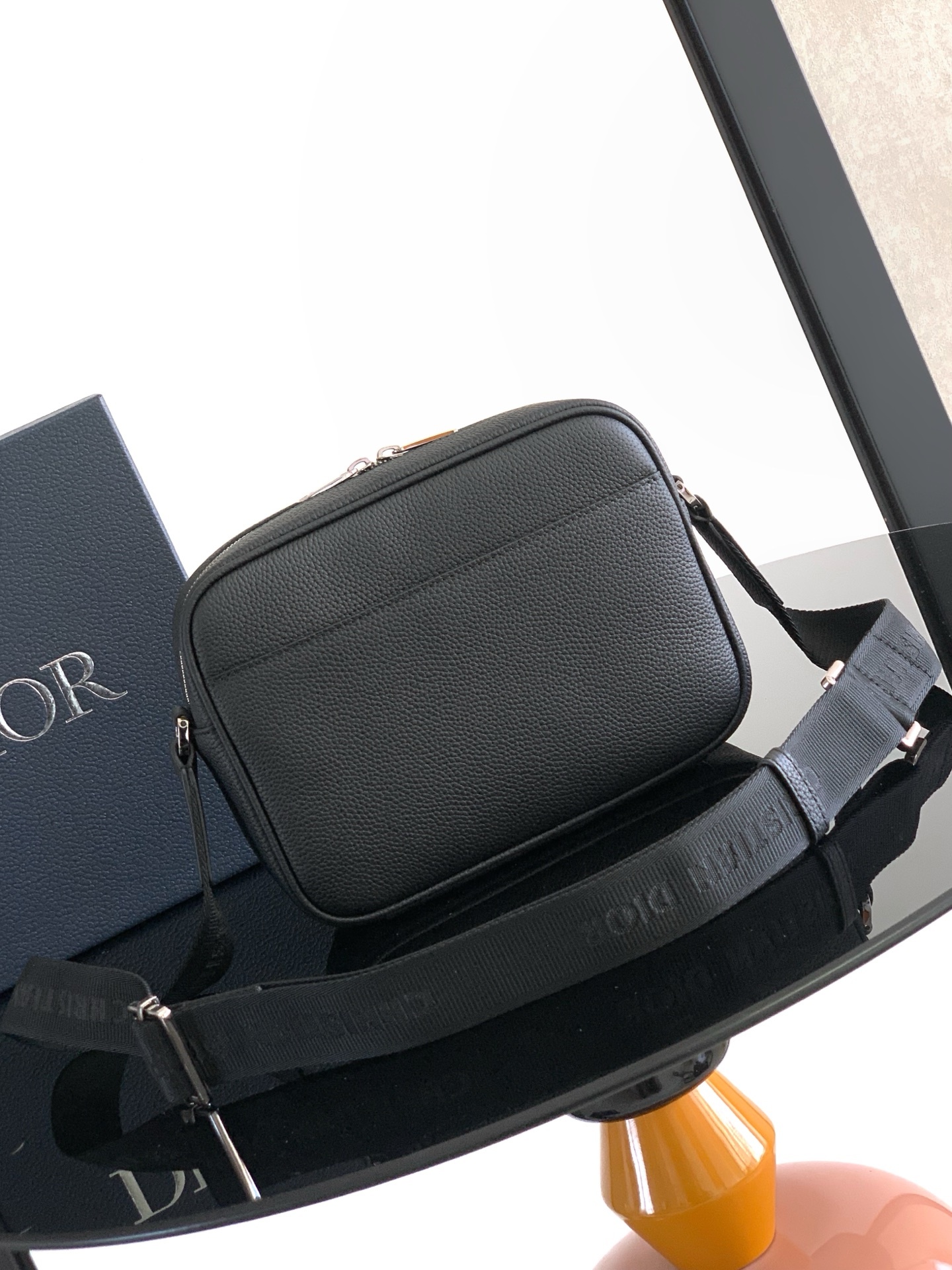 (全市场最高版本)这款 Rider 2.0 拉链式信使包来自 DIOR AND KAWS 限定系列,实