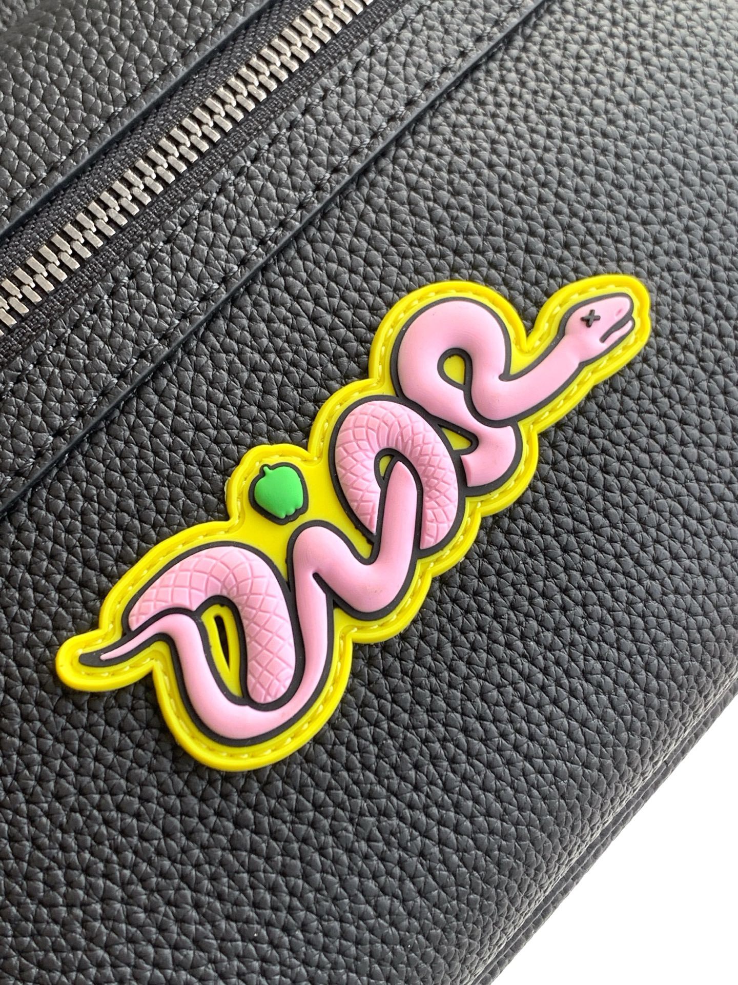 (全市场最高版本)这款 Rider 2.0 拉链式信使包来自 DIOR AND KAWS 限定系列,实