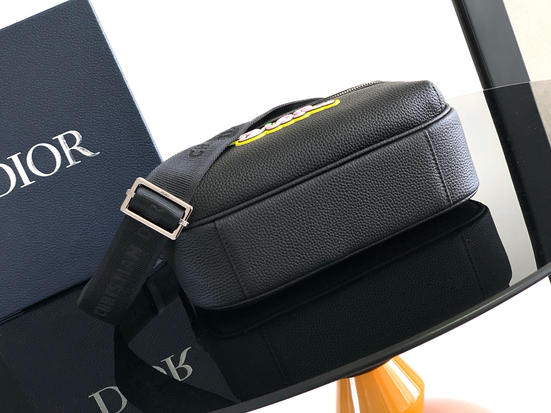 (全市场最高版本)这款 Rider 2.0 拉链式信使包来自 DIOR AND KAWS 限定系列,实