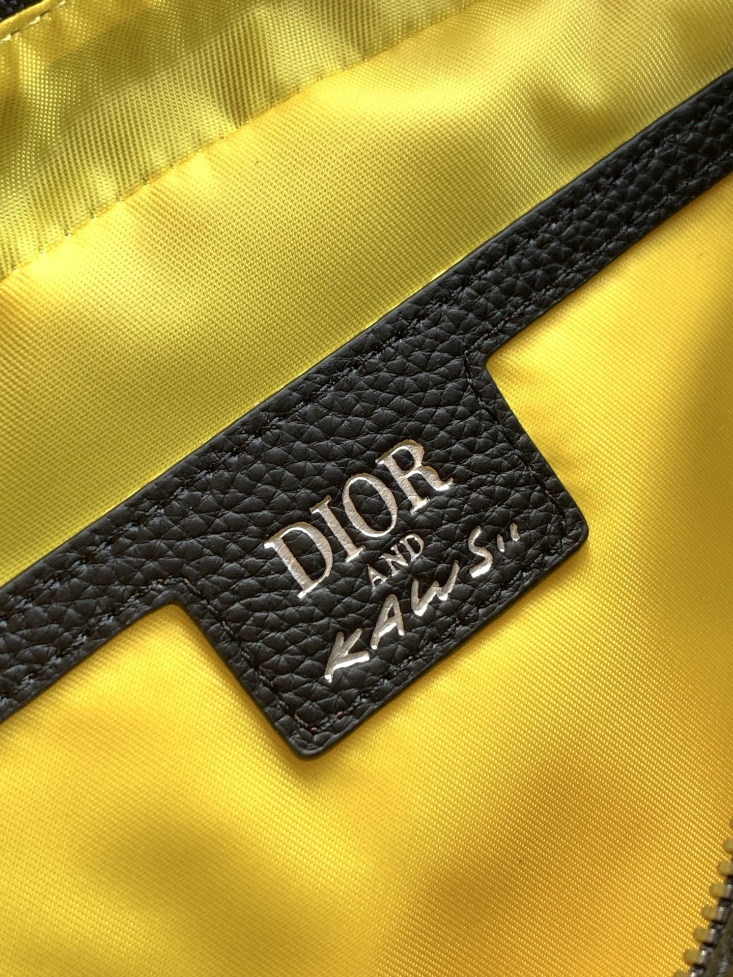 (全市场最高版本)这款 Rider 2.0 拉链式信使包来自 DIOR AND KAWS 限定系列,实