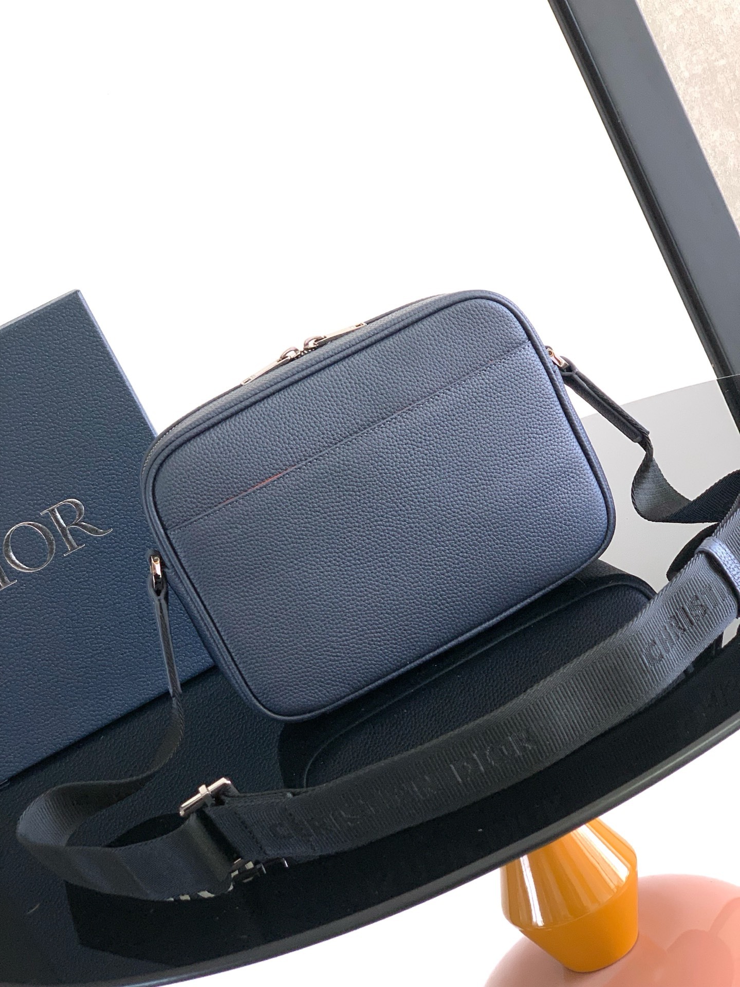 (全市场最高版本)这款 Rider 2.0 拉链式信使包来自 DIOR AND KAWS 限定系列,实