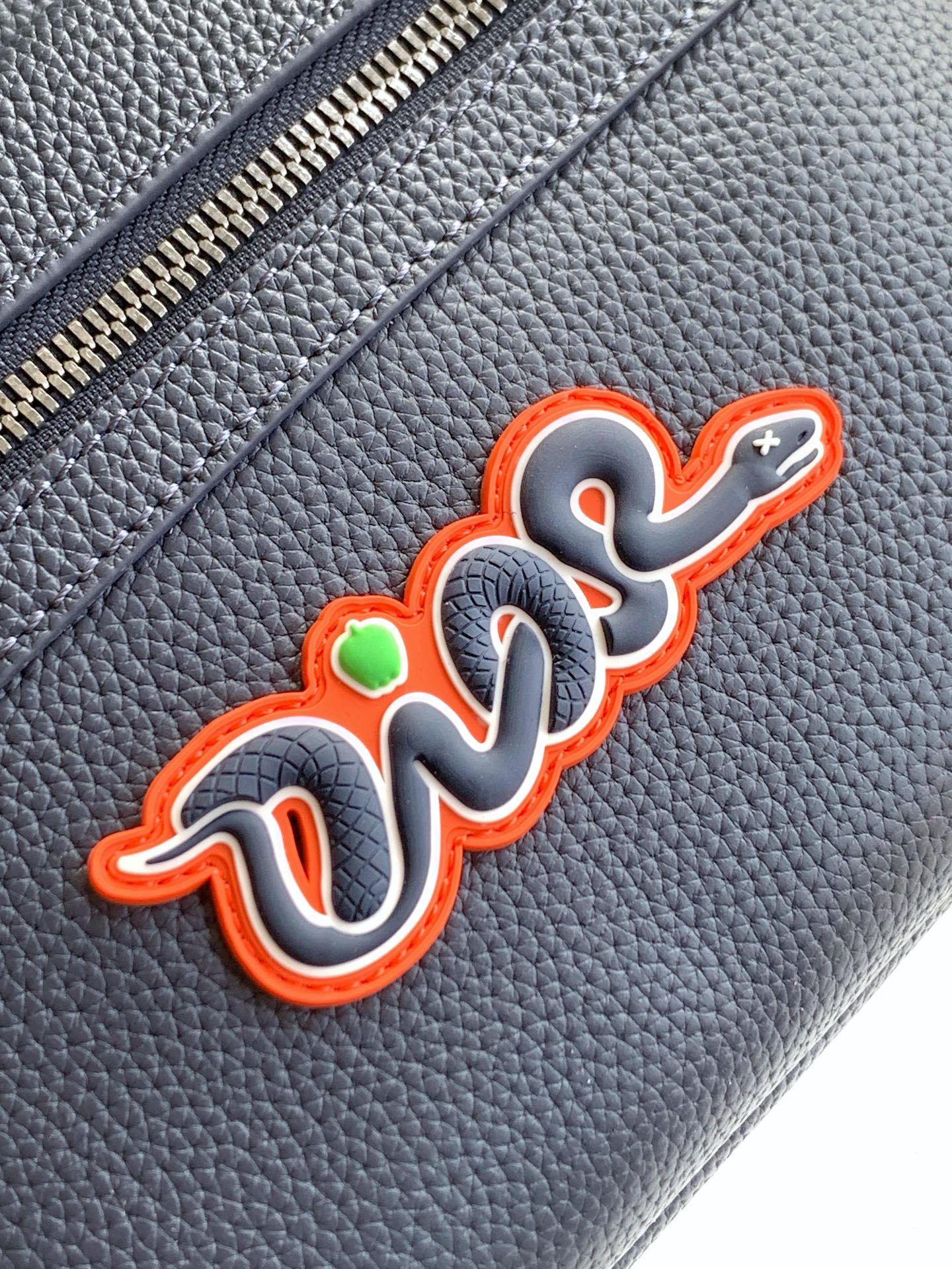 (全市场最高版本)这款 Rider 2.0 拉链式信使包来自 DIOR AND KAWS 限定系列,实