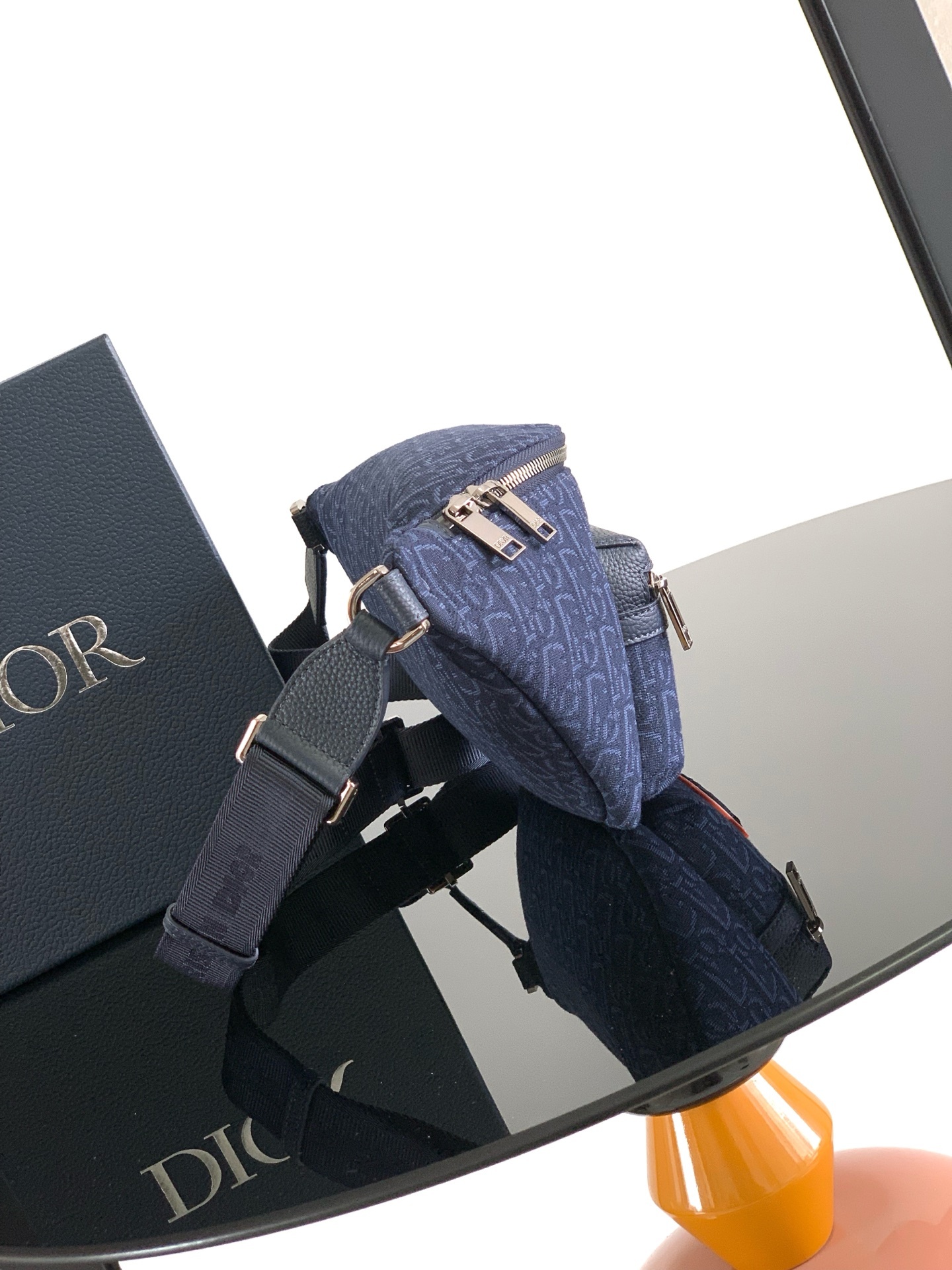 (全市场最高版本)这款 Rider 2.0 腰包来自 DIOR AND KAWS 限定系列。采用海军蓝色