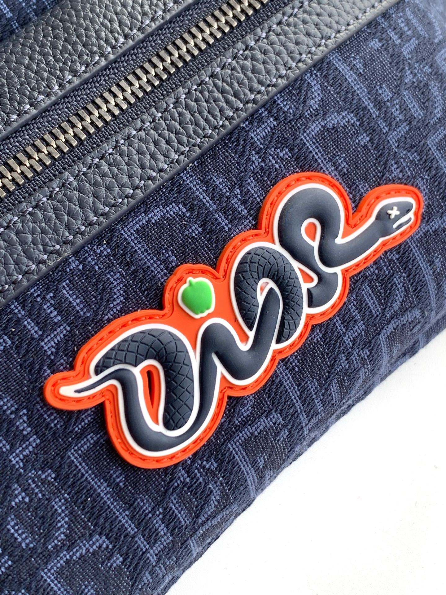 (全市场最高版本)这款 Rider 2.0 腰包来自 DIOR AND KAWS 限定系列。采用海军蓝色
