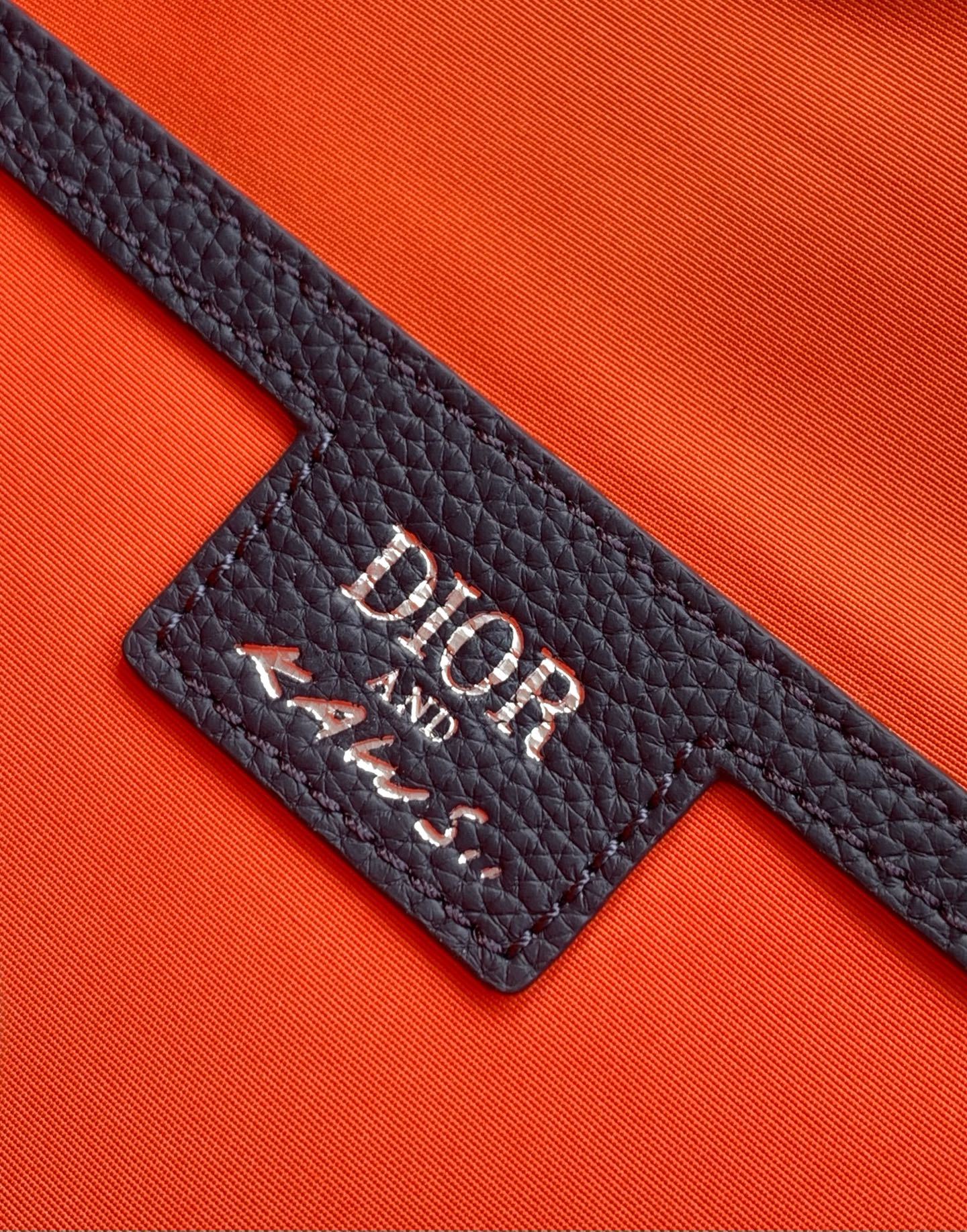 (全市场最高版本)这款 Rider 2.0 腰包来自 DIOR AND KAWS 限定系列。采用海军蓝色