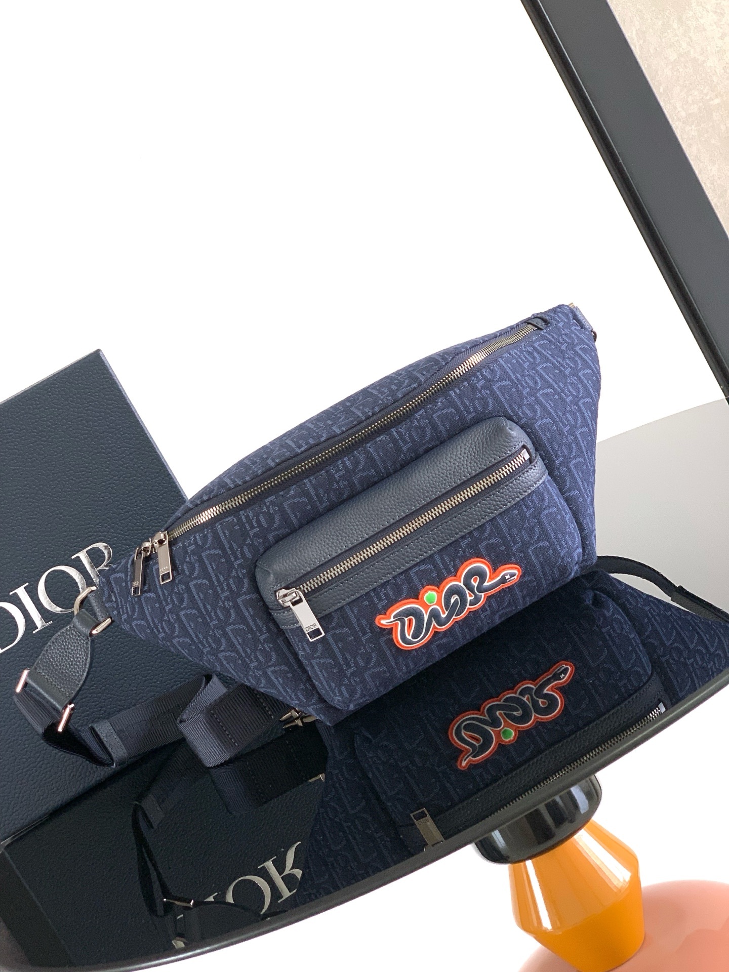 (全市场最高版本)这款 Rider 2.0 腰包来自 DIOR AND KAWS 限定系列。采用海军蓝色