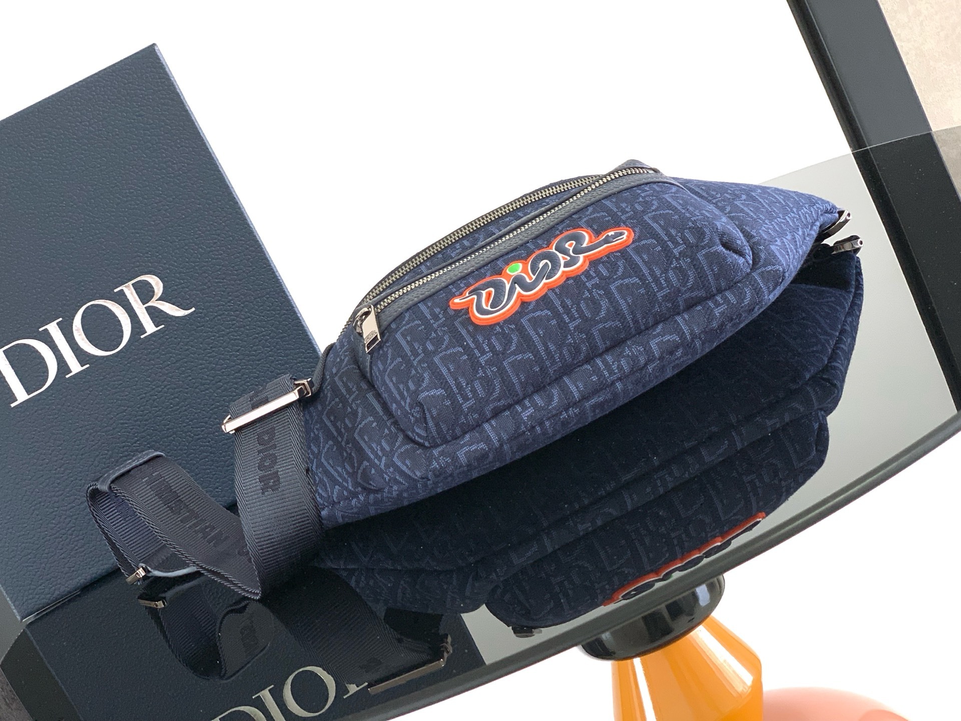 (全市场最高版本)这款 Rider 2.0 腰包来自 DIOR AND KAWS 限定系列。采用海军蓝色
