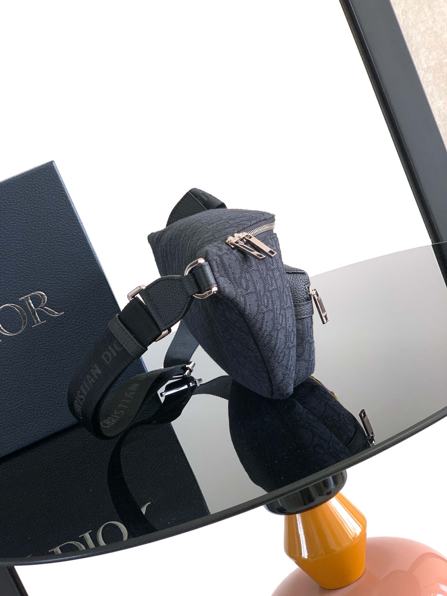 (全市场最高版本)这款 Rider 2.0 腰包来自 DIOR AND KAWS 限定系列。采用黑色