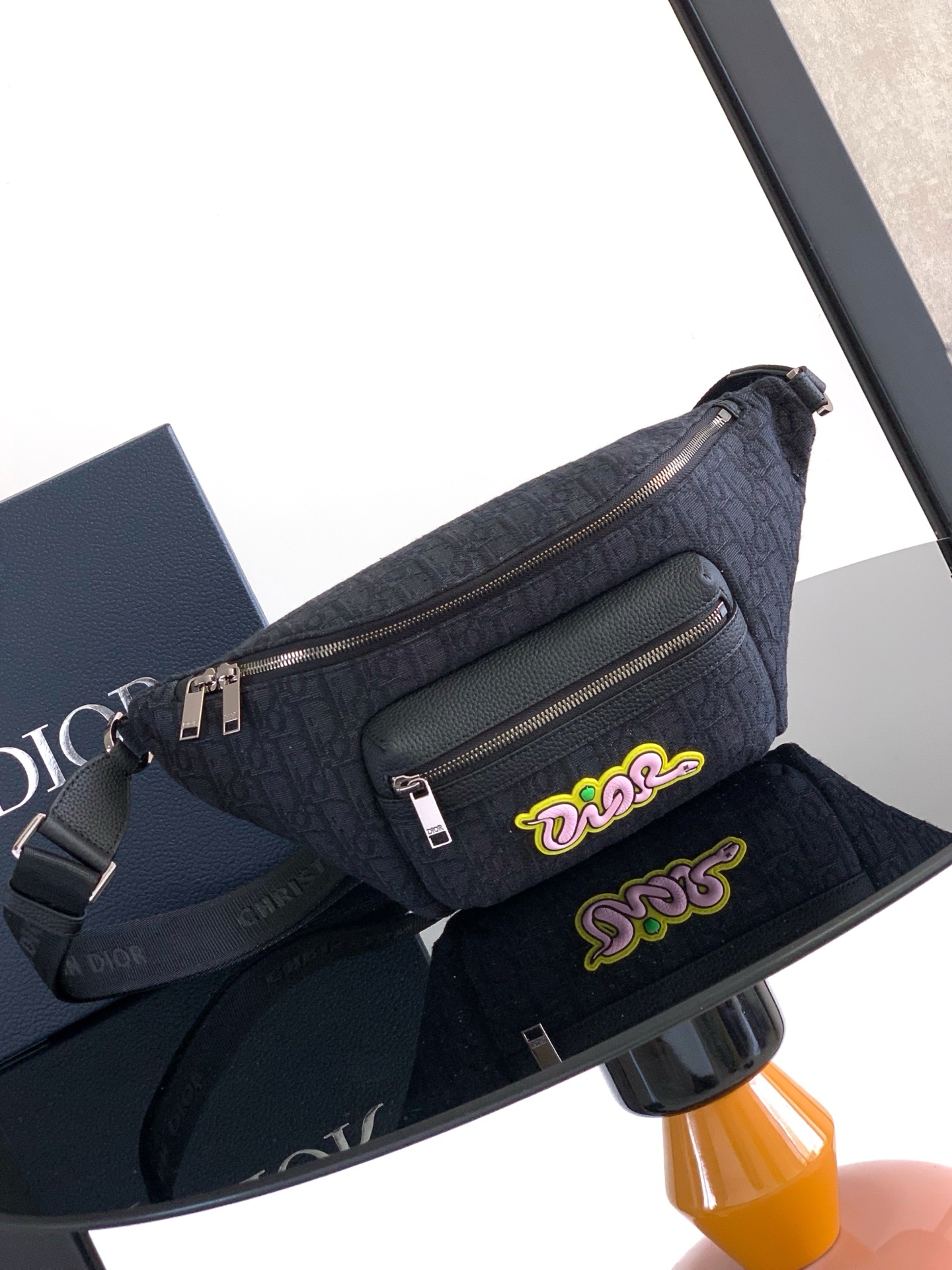(全市场最高版本)这款 Rider 2.0 腰包来自 DIOR AND KAWS 限定系列。采用黑色