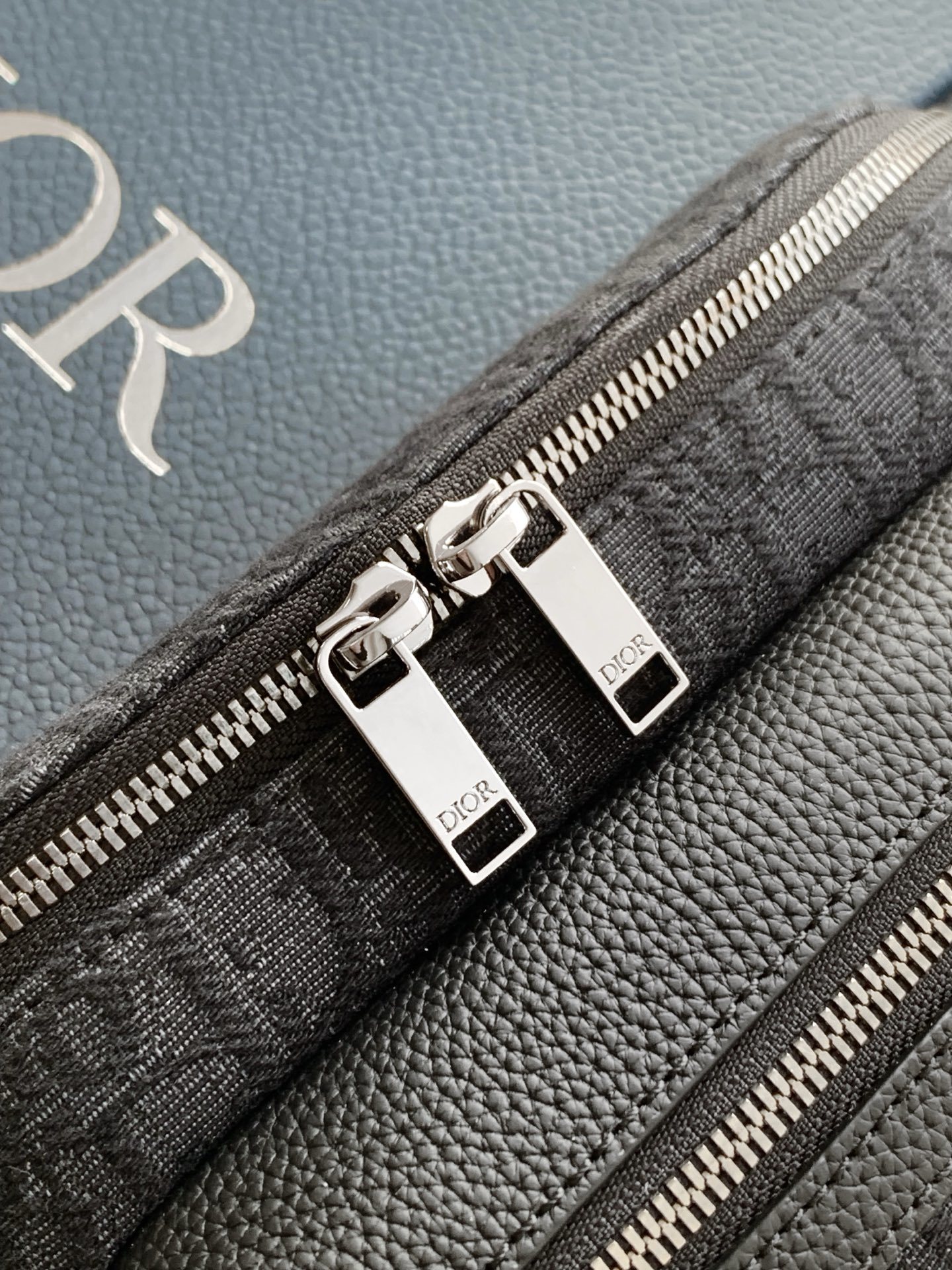 (全市场最高版本)这款 Rider 2.0 腰包来自 DIOR AND KAWS 限定系列。采用黑色