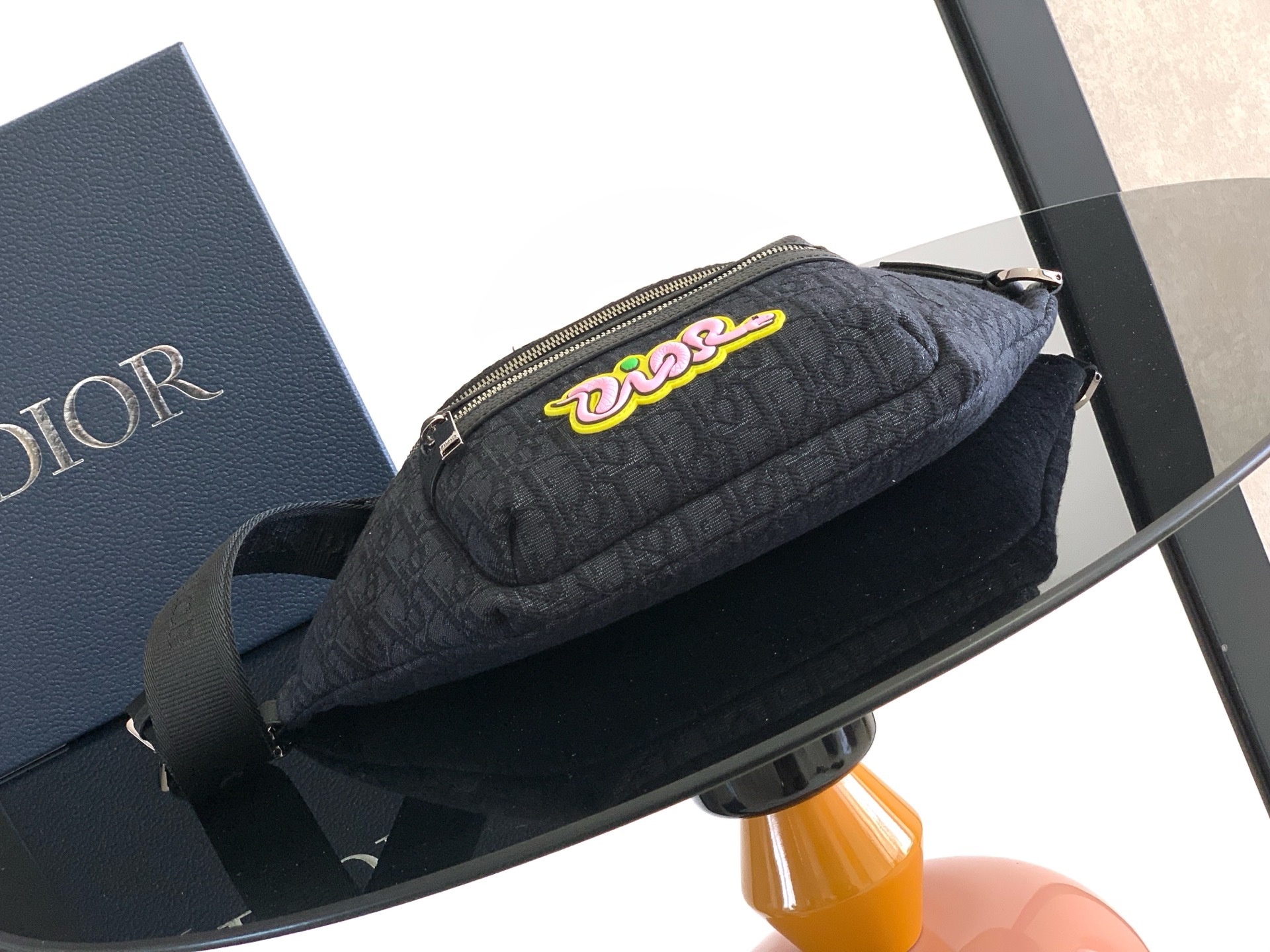 (全市场最高版本)这款 Rider 2.0 腰包来自 DIOR AND KAWS 限定系列。采用黑色