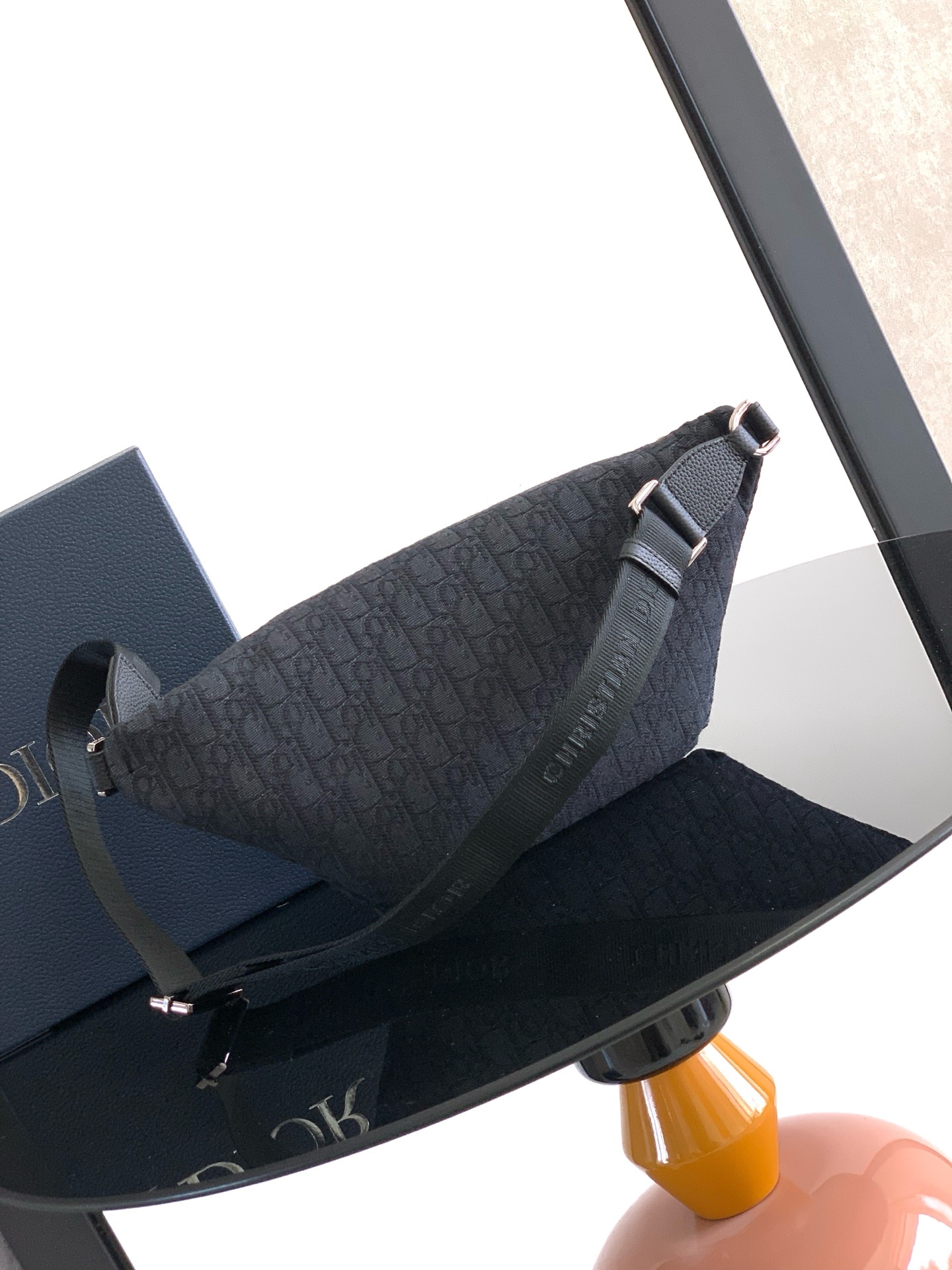 (全市场最高版本)这款 Rider 2.0 腰包来自 DIOR AND KAWS 限定系列。采用黑色