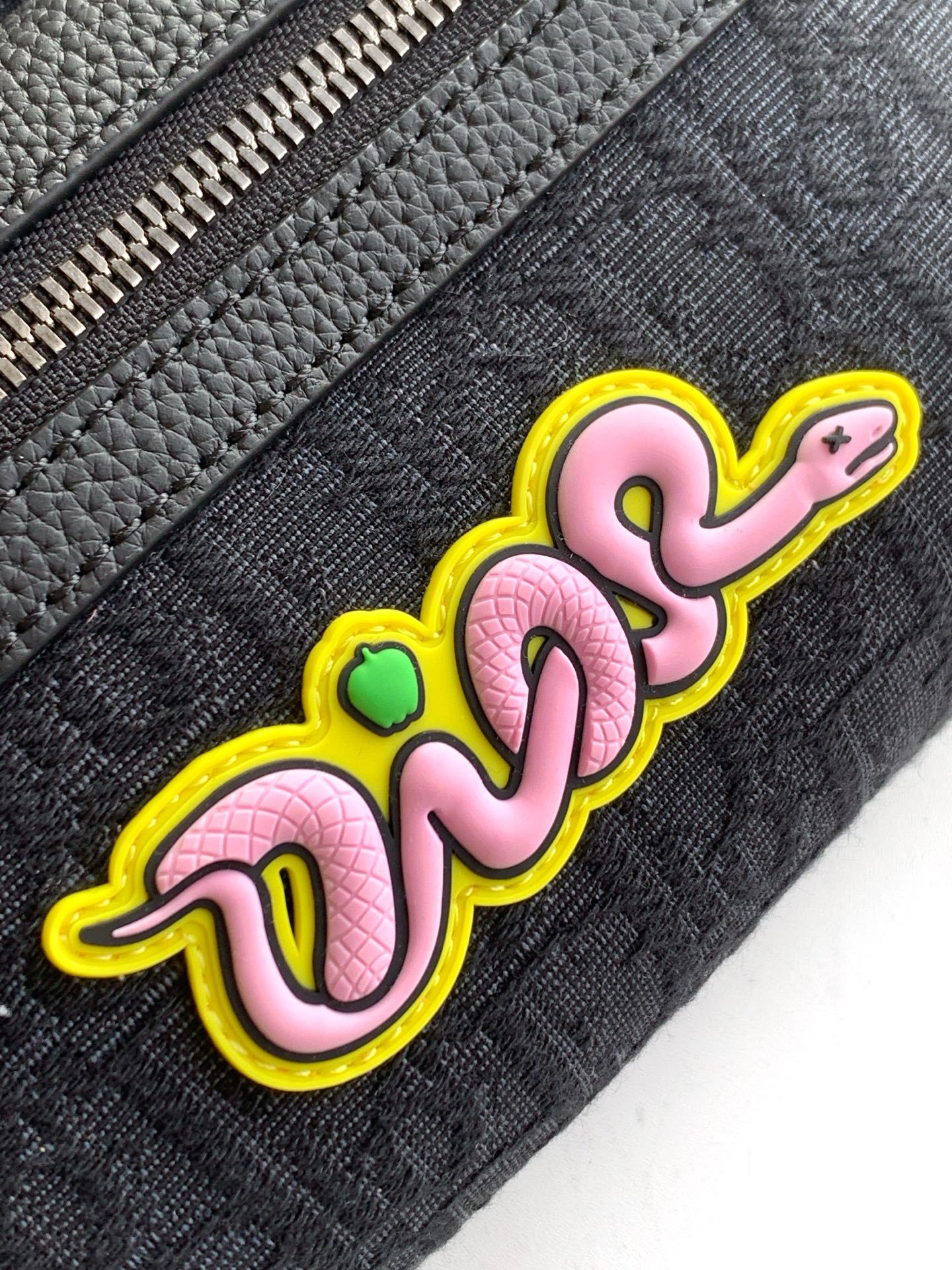 (全市场最高版本)这款 Rider 2.0 腰包来自 DIOR AND KAWS 限定系列。采用黑色