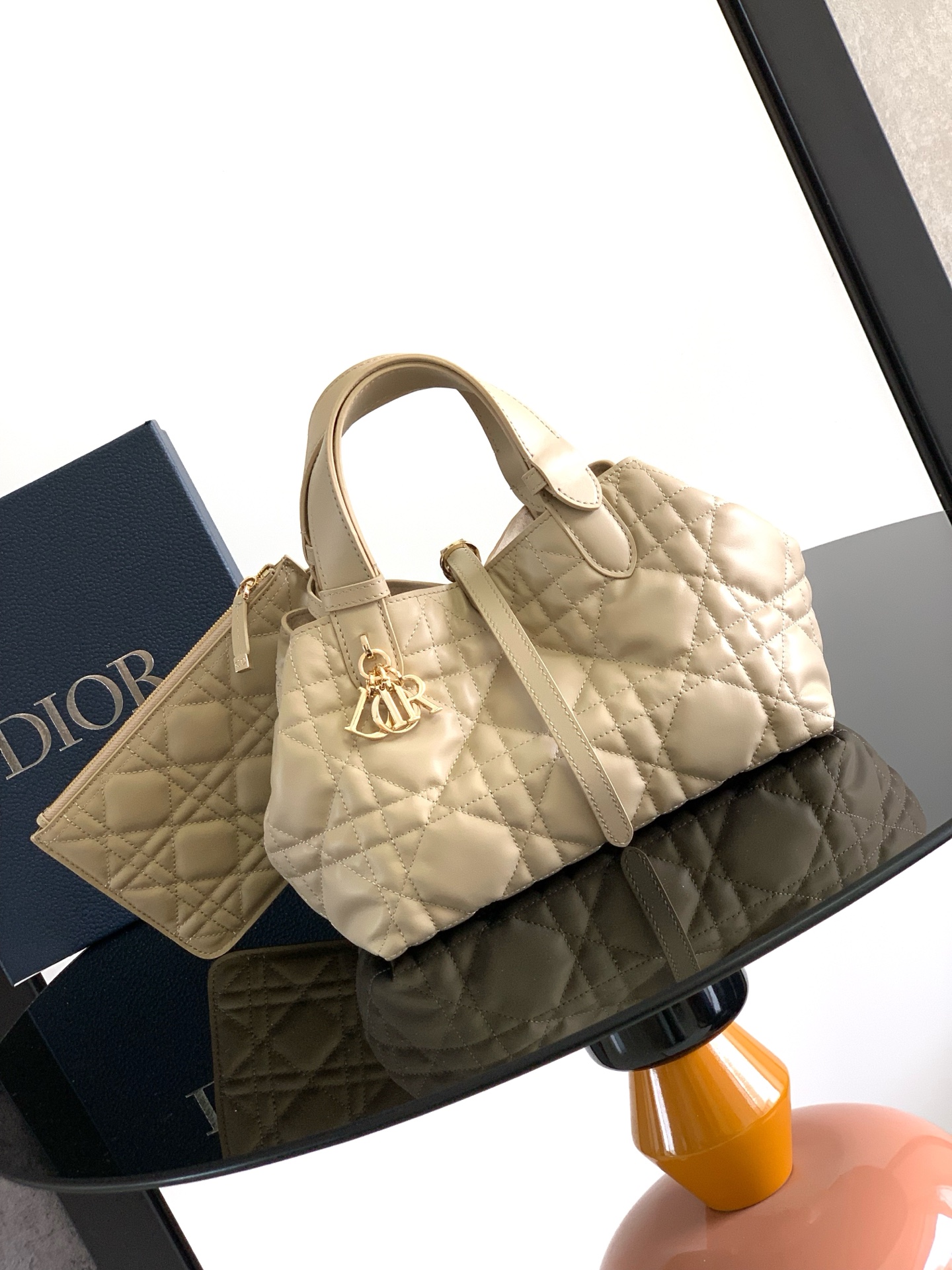 (Tamaño pequeño) (la versión más alta del mercado) Este bolso Dior Toujours hizo un maravilloso debut en la serie de pr…