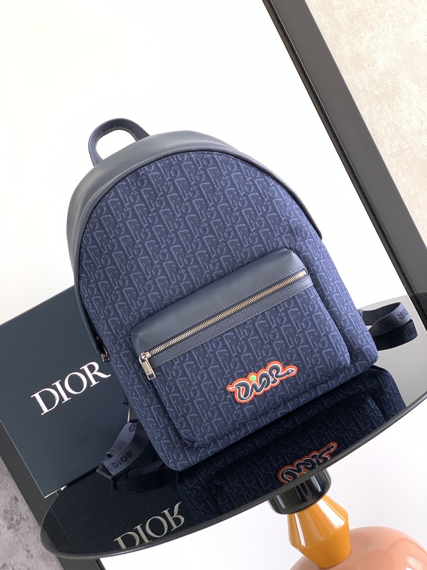 (全市场最高版本)这款 Rider 2.0 拉链双肩背包来自 DIOR AND KAWS 限定系列。采用