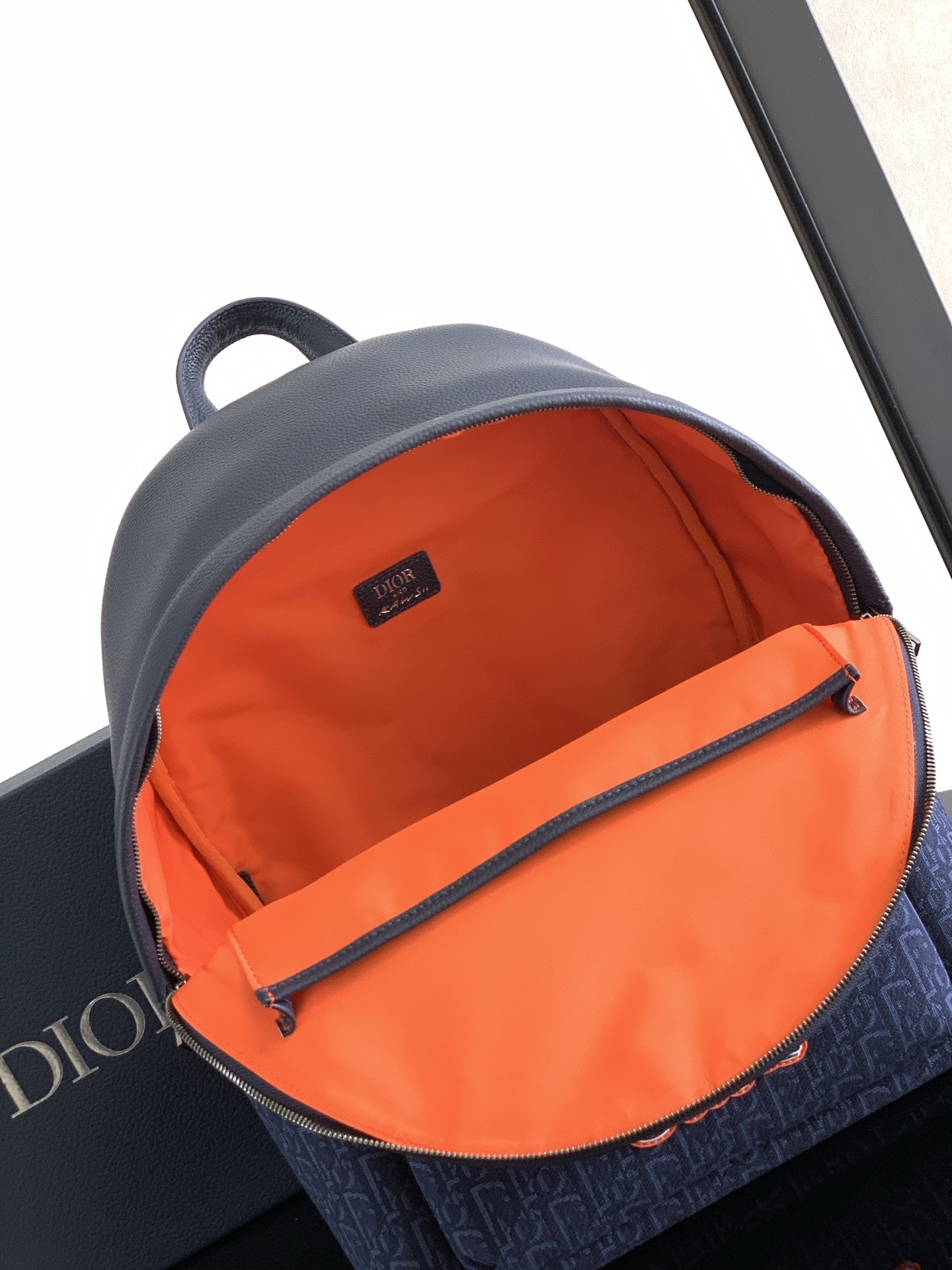 (全市场最高版本)这款 Rider 2.0 拉链双肩背包来自 DIOR AND KAWS 限定系列。采用