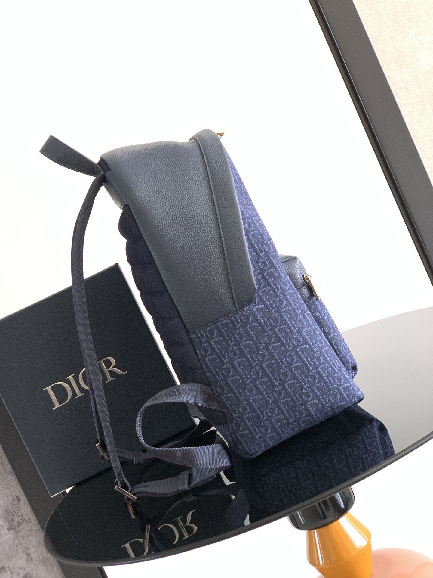 (全市场最高版本)这款 Rider 2.0 拉链双肩背包来自 DIOR AND KAWS 限定系列。采用