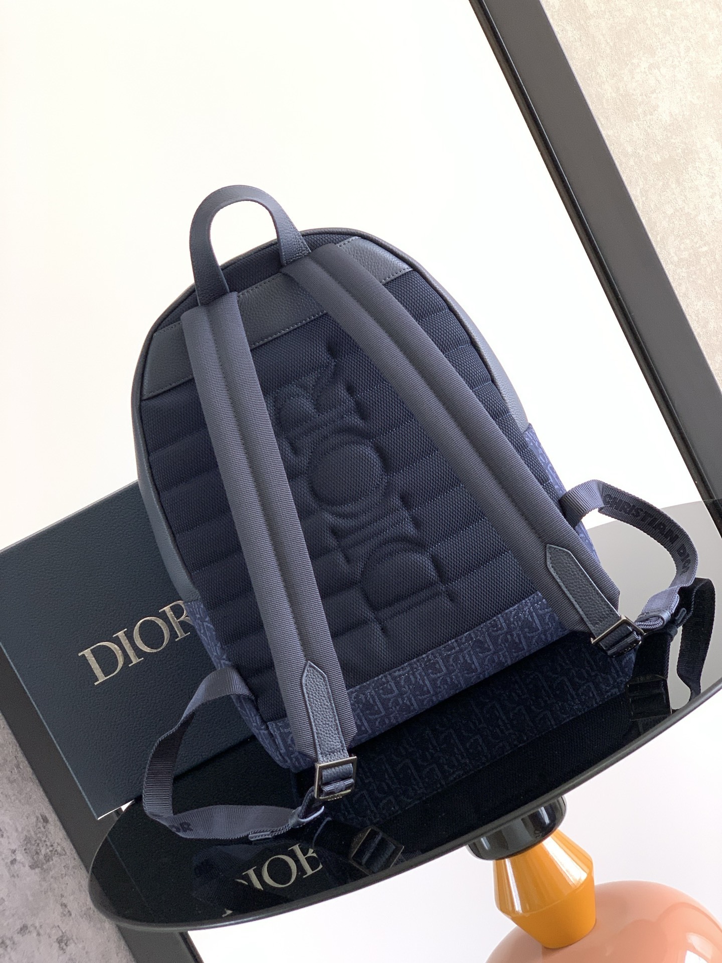 (全市场最高版本)这款 Rider 2.0 拉链双肩背包来自 DIOR AND KAWS 限定系列。采用