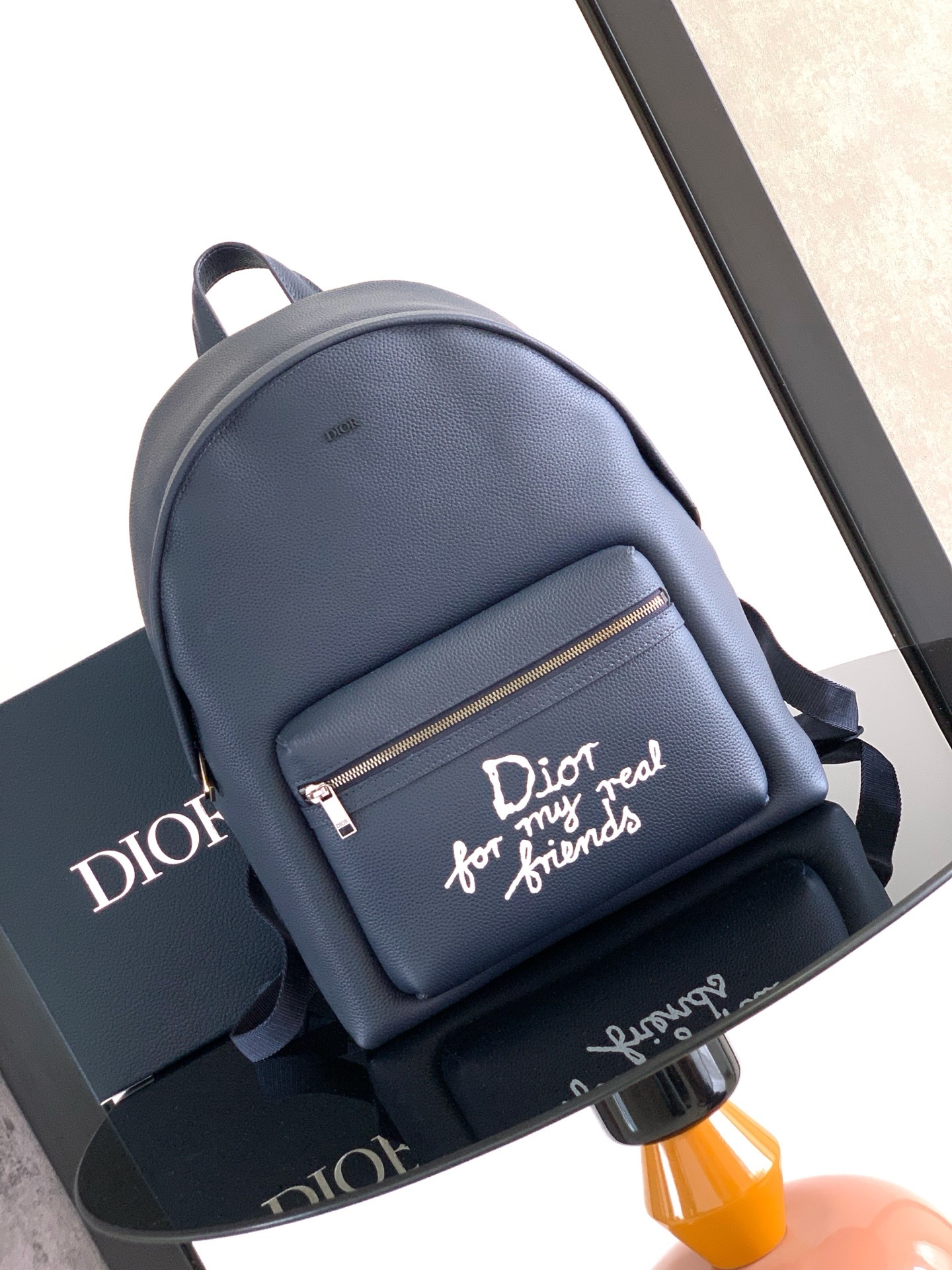 (全市场最高版本)这款 Rider 2.0 拉链双肩背包来自 DIOR AND HYLTON NEL 限