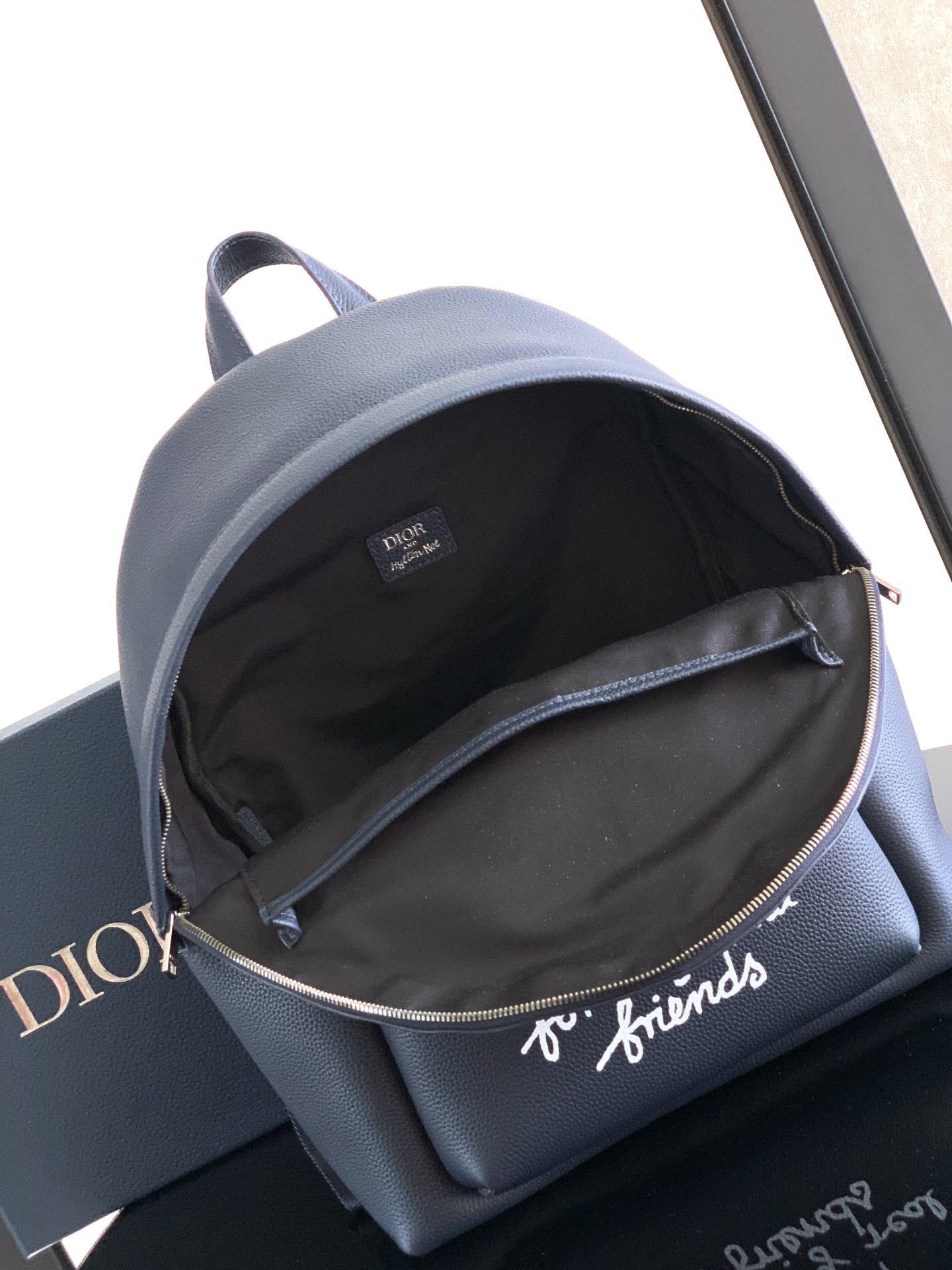 (全市场最高版本)这款 Rider 2.0 拉链双肩背包来自 DIOR AND HYLTON NEL 限