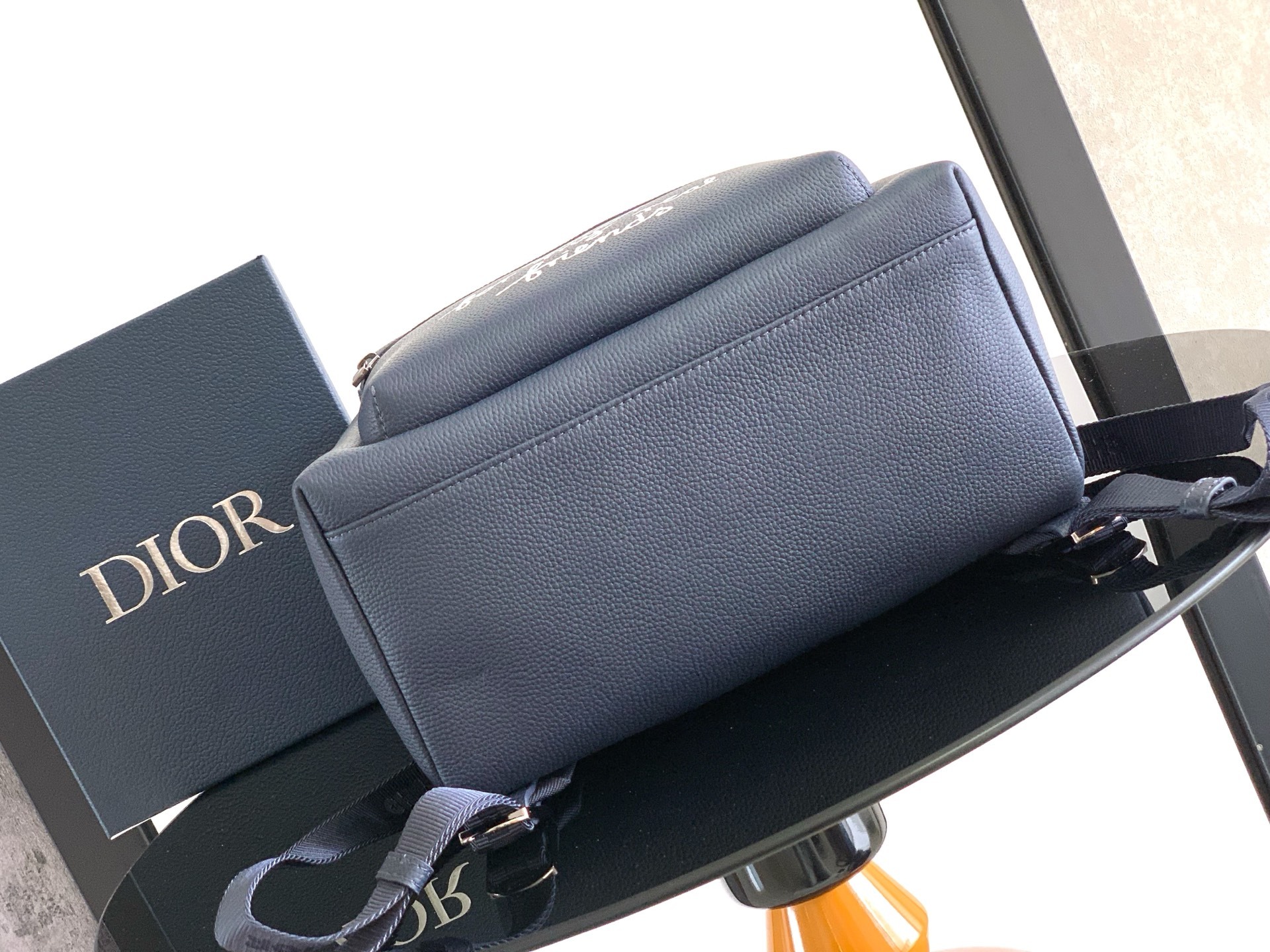 (全市场最高版本)这款 Rider 2.0 拉链双肩背包来自 DIOR AND HYLTON NEL 限