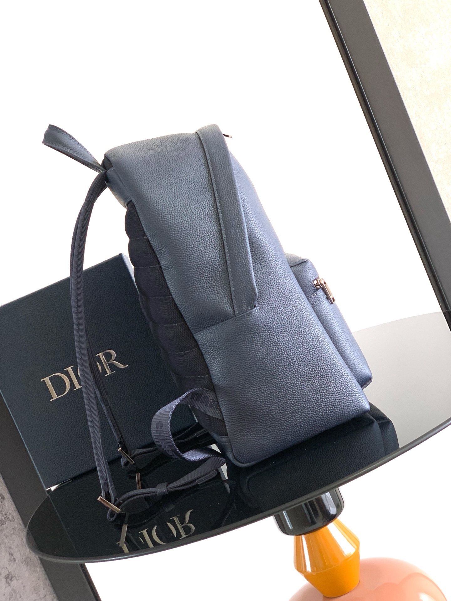 (全市场最高版本)这款 Rider 2.0 拉链双肩背包来自 DIOR AND HYLTON NEL 限