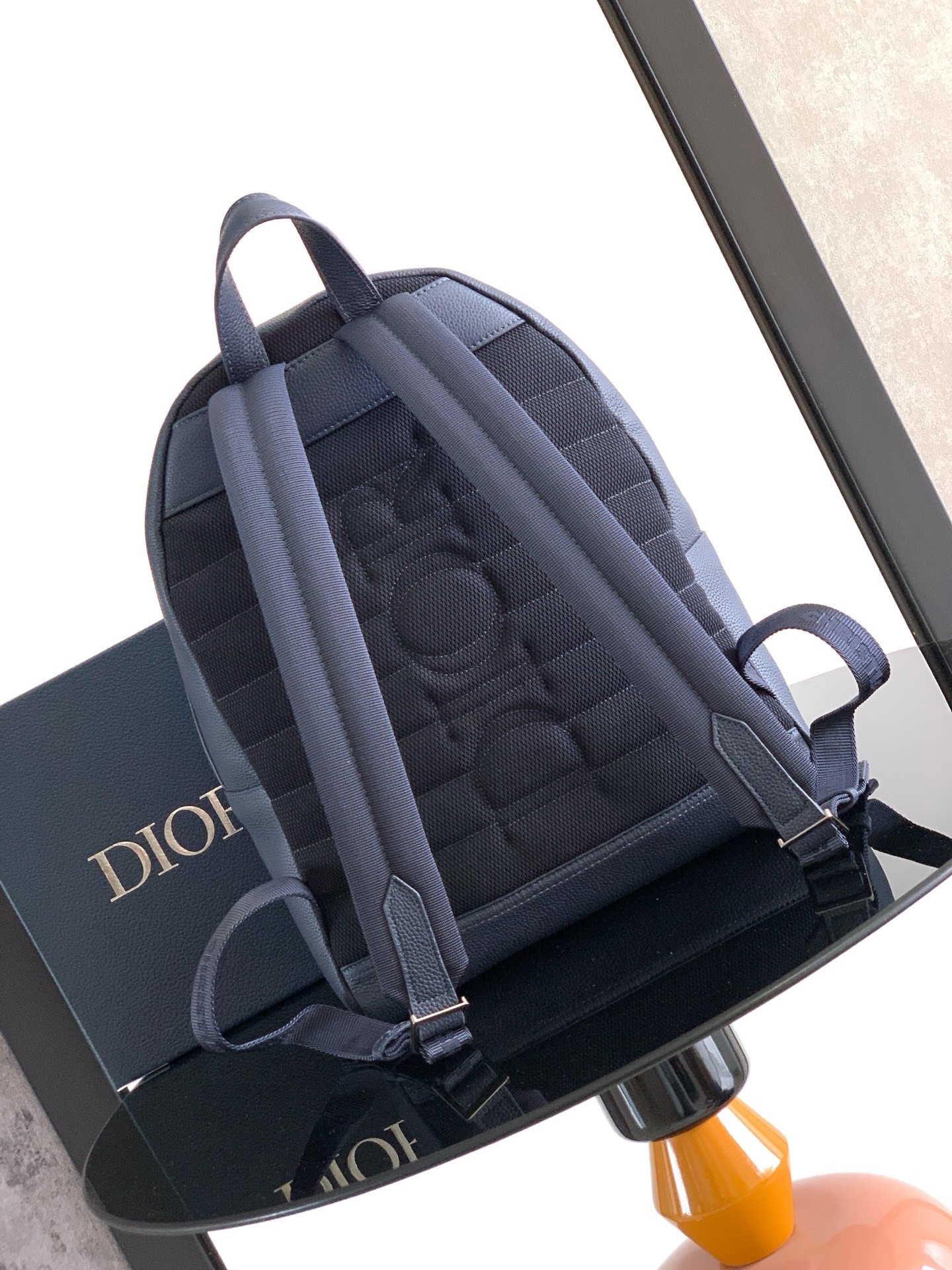 (全市场最高版本)这款 Rider 2.0 拉链双肩背包来自 DIOR AND HYLTON NEL 限