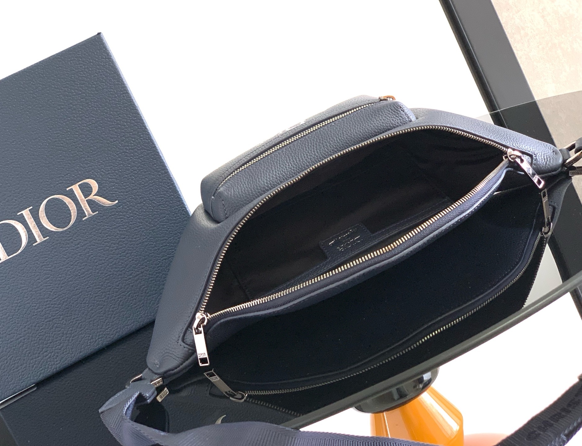 (全市场最高版本)这款 Rider 2.0 腰包来自 DIOR AND HYLTON NEL 限定系列