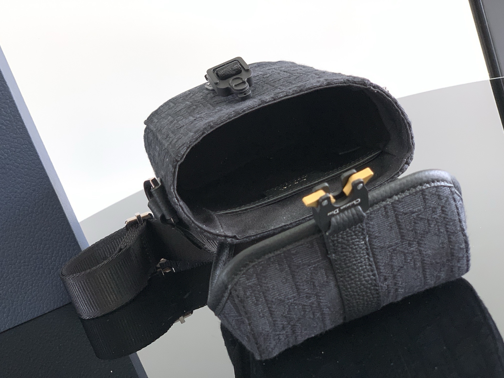 这款竖版翻盖信使包是二零二五夏季男装系列新品,现代时尚的设计充分突显 Dior 的高订风格,提升 Di