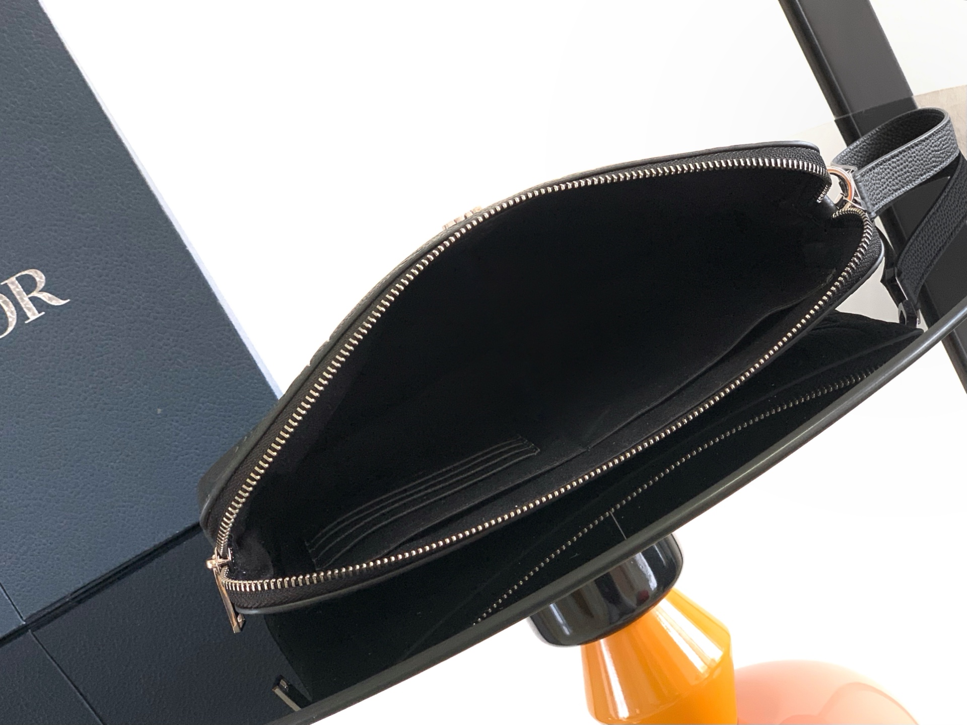  这款手拿包实用而高雅，内部空间宽敞，可收纳各种日常用品。采用别致的黑色 Oblique Galaxy 