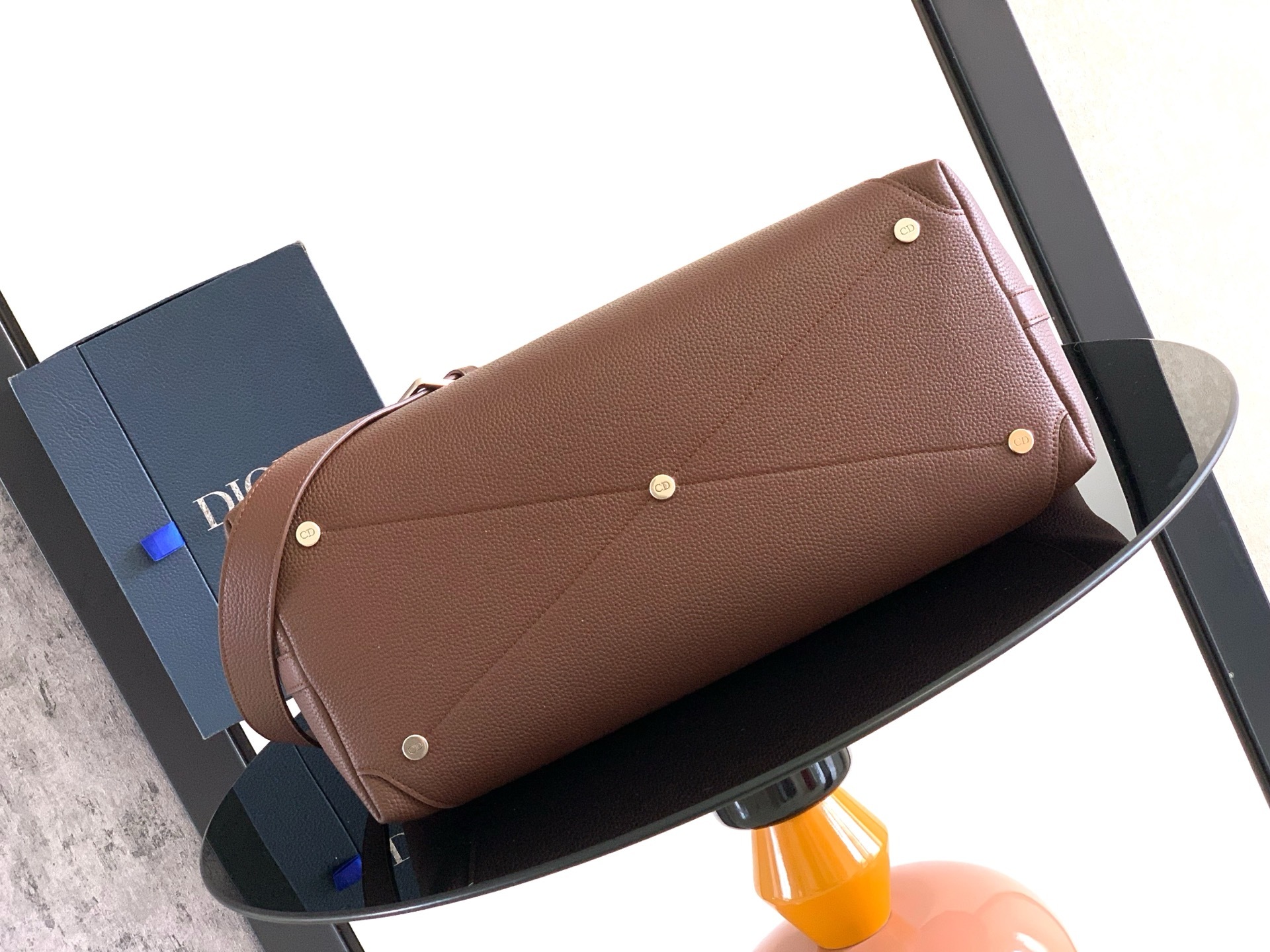 这款 Dior Normandie 手袋将实用设计与 Dior 的高订精神融为一体。采用棕色 Dior