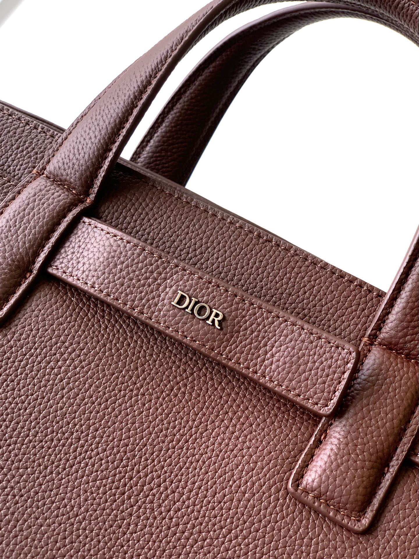 这款 Dior Normandie 手袋将实用设计与 Dior 的高订精神融为一体。采用棕色 Dior